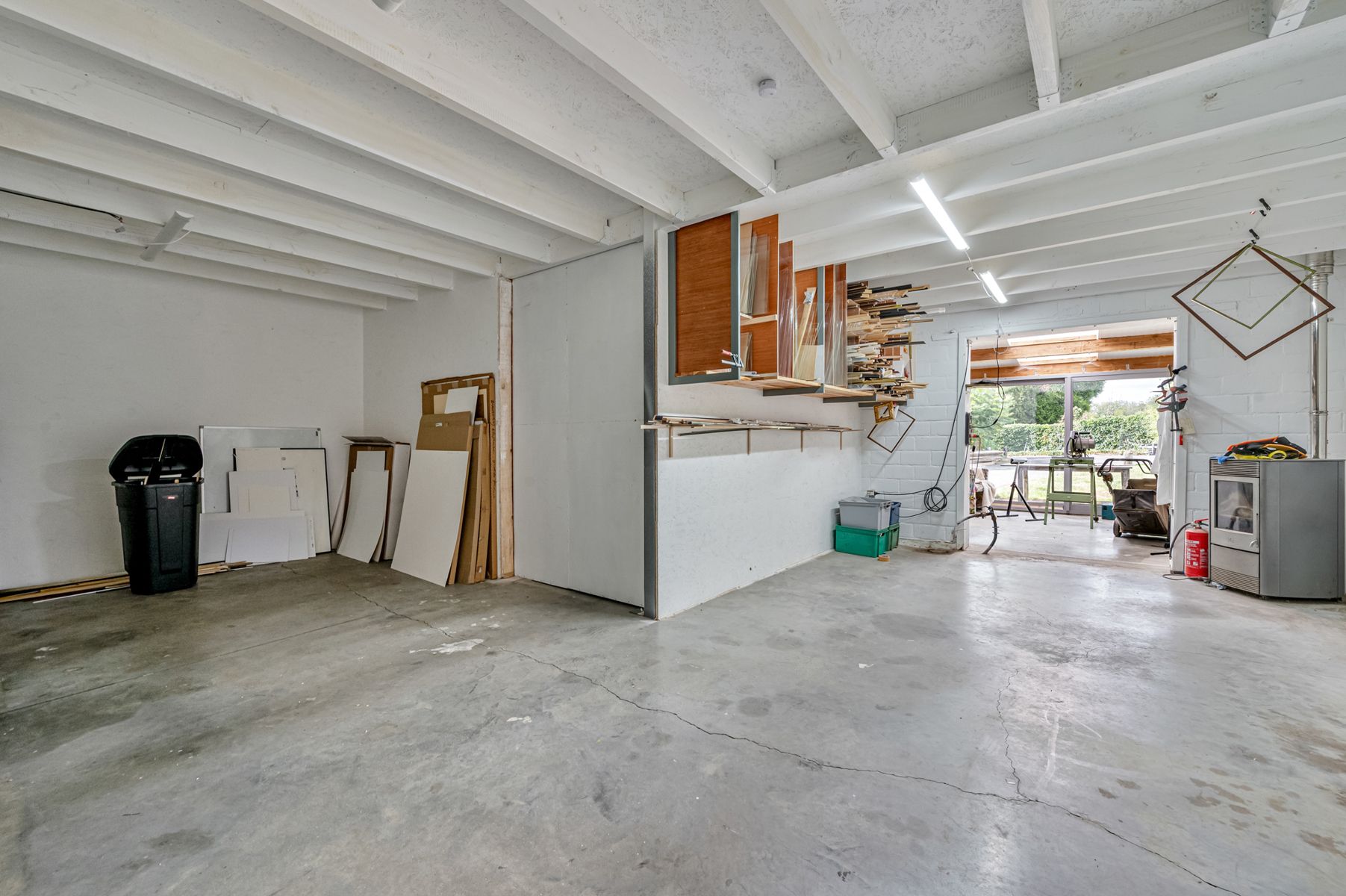 Ruime woning met atelier en garage op perceel van 32 are  foto 9