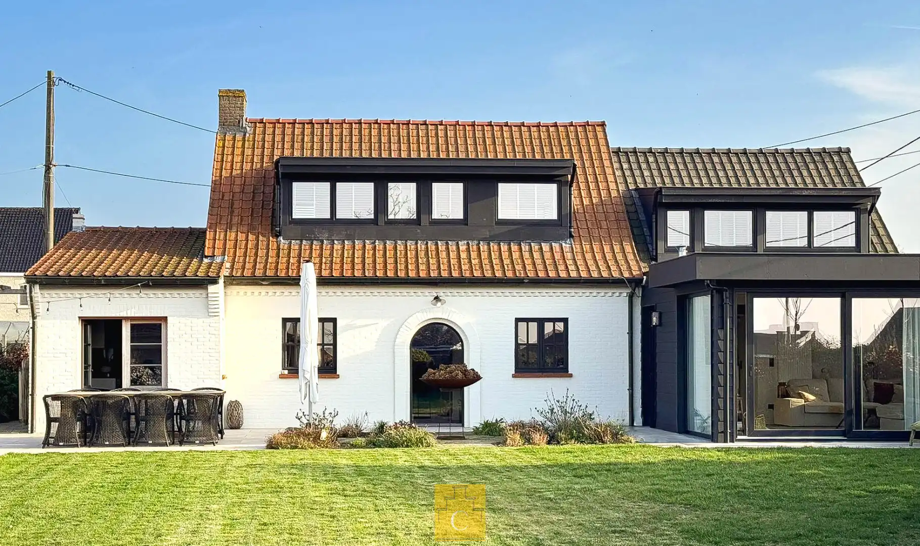 knap gerenoveerde gezinswoning, landelijke stijl met eigentijdse toets, met zonnige tuin en parking foto 2