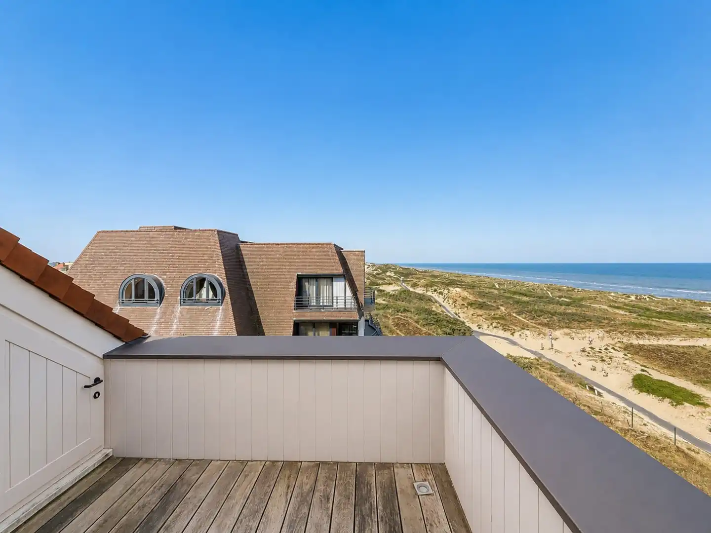 Unieke penthouse met vier terrassen en frontaal zeezicht te Sint-André (Oostduinkerke) foto 5