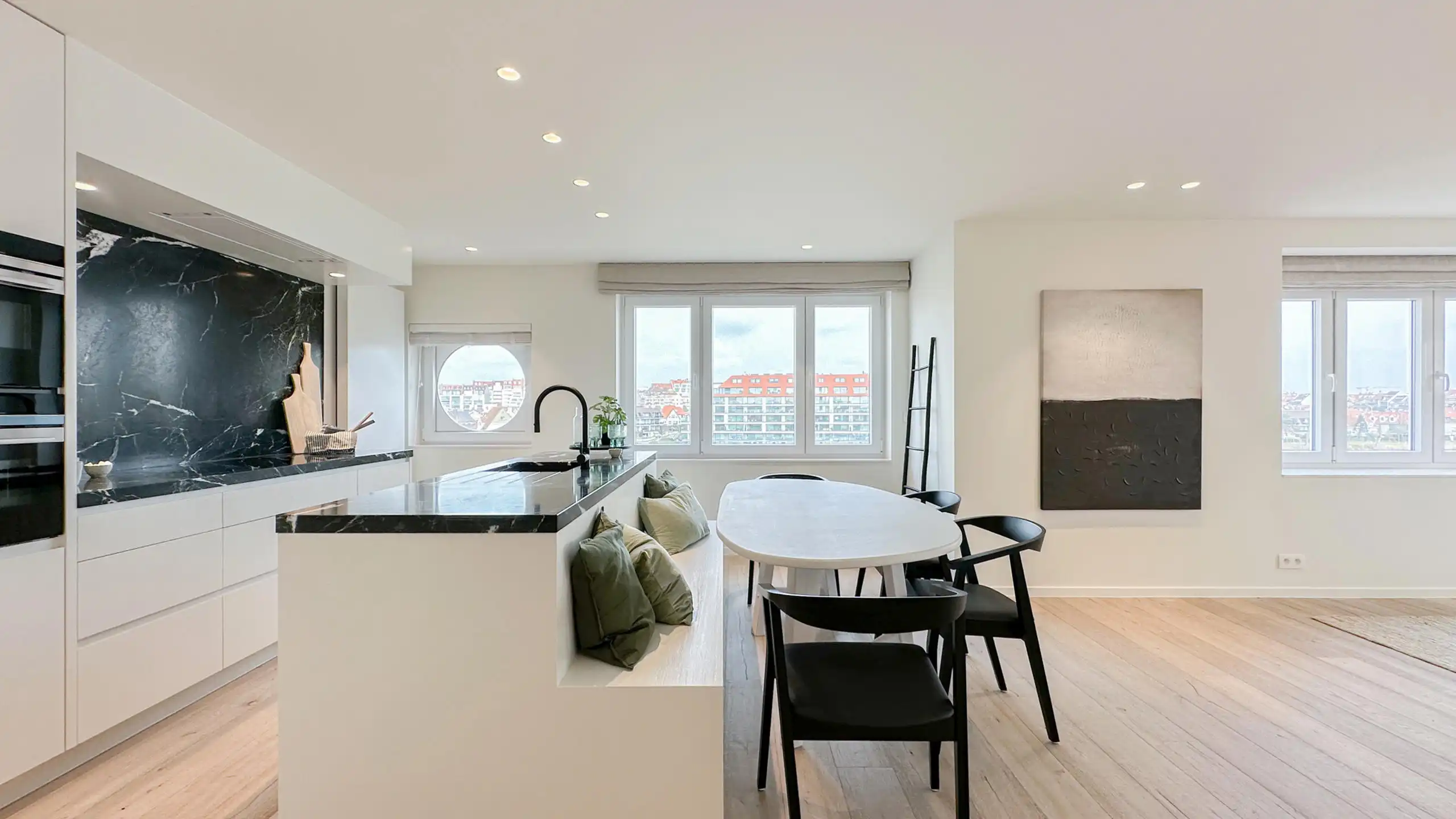 Gerenoveerd appart. met adembenemend zicht op het ZEGEMEER! foto {{pictureIndex}}