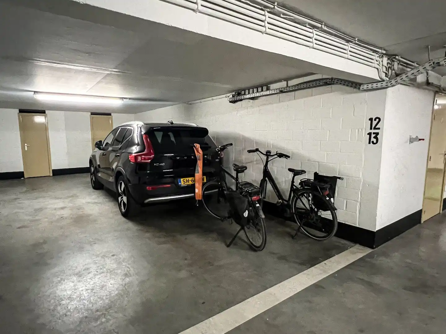 Tandemstaanplaats met grote kelder gelegen in een zijstraat van de Zeedijk tussen het Lichttorenplein en het Driehoeksplein. foto 2