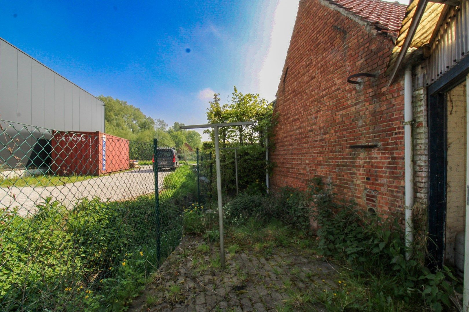 Unieke investeringskans: Halfopen bebouwing met garage, optie tot vijf slaapkamers en groot potentieel op toplocatie te koop in Waasmunster! foto 15