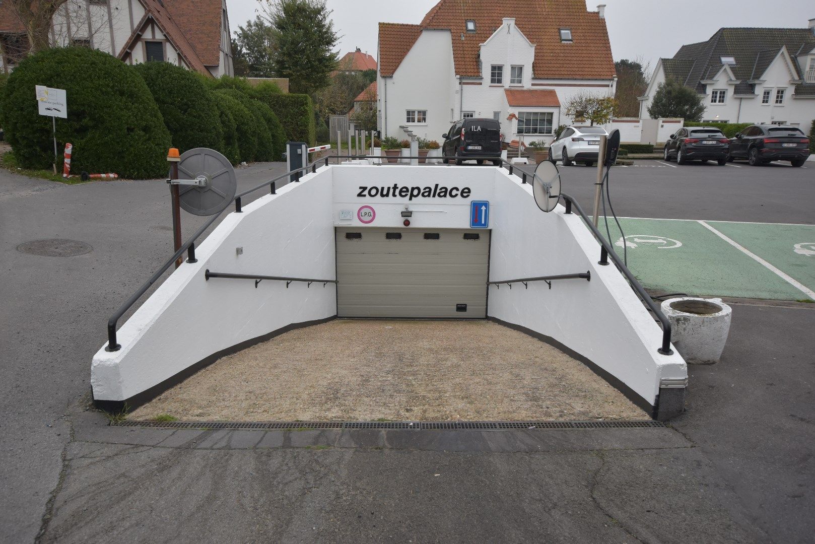Gesloten garagebox in de res. Zoute Palace op het Alberplein foto 2