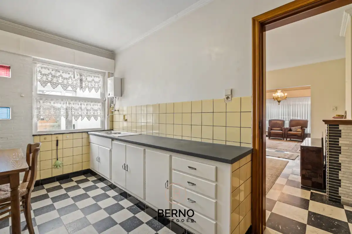 Ruime gezinswoning met 4 slaapkamers en garage. foto 7