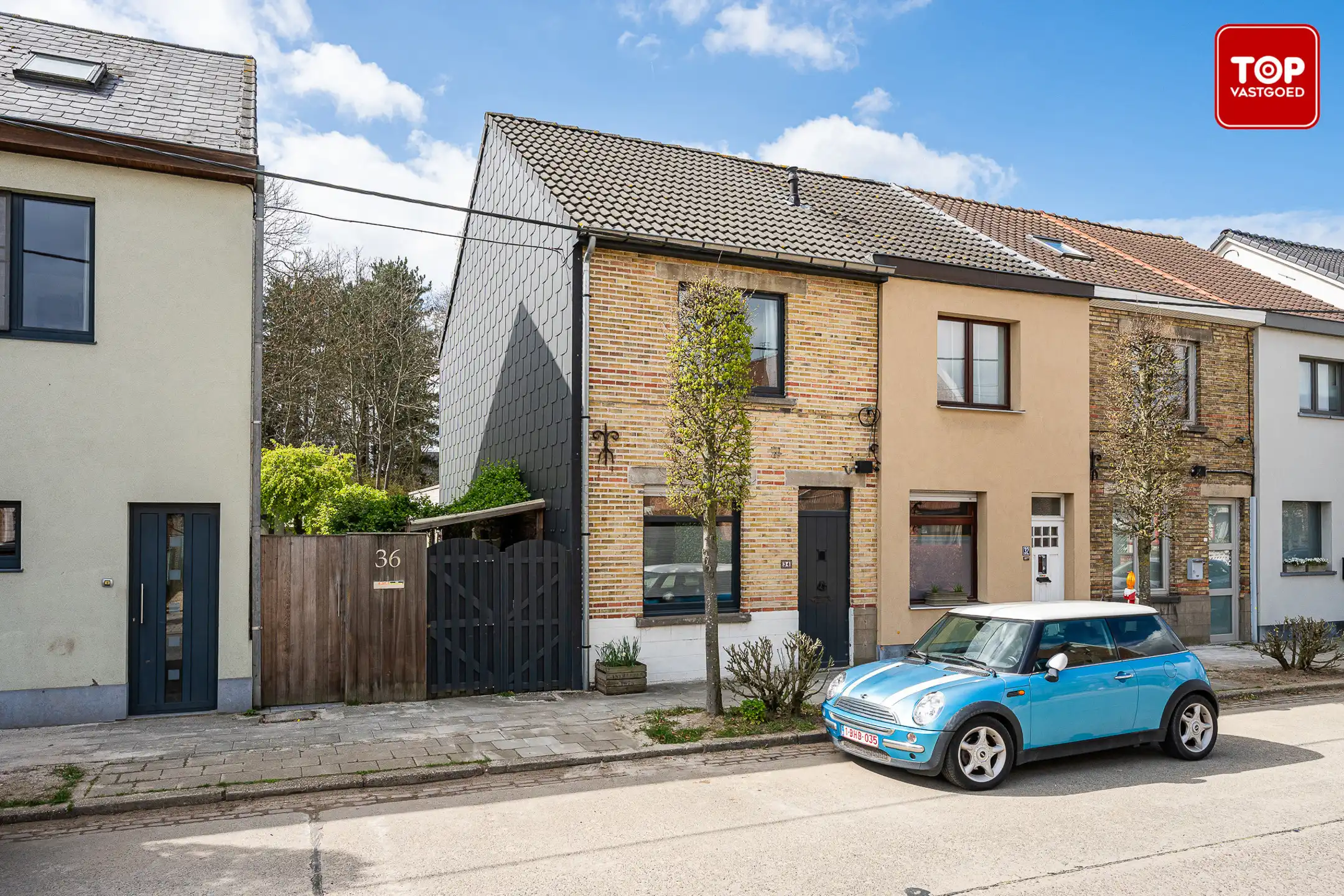 Op te frissen halfopen bebouwing met leuke tuin. foto {{pictureIndex}}