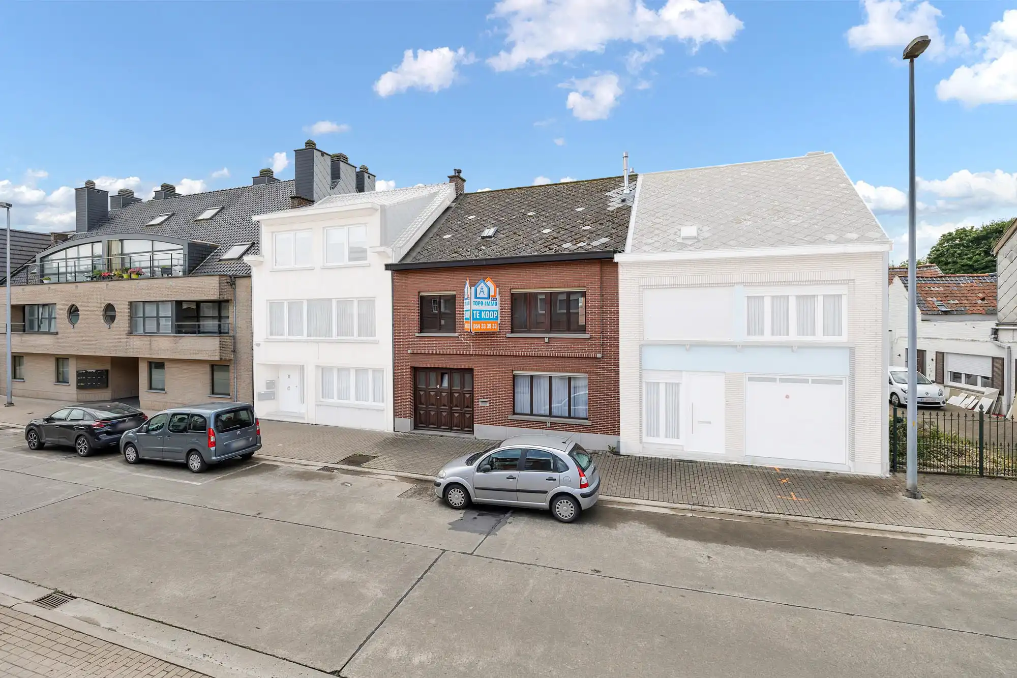 Hoofdfoto van de publicatie: Verder af te werken woning nabij het centrum van Ninove