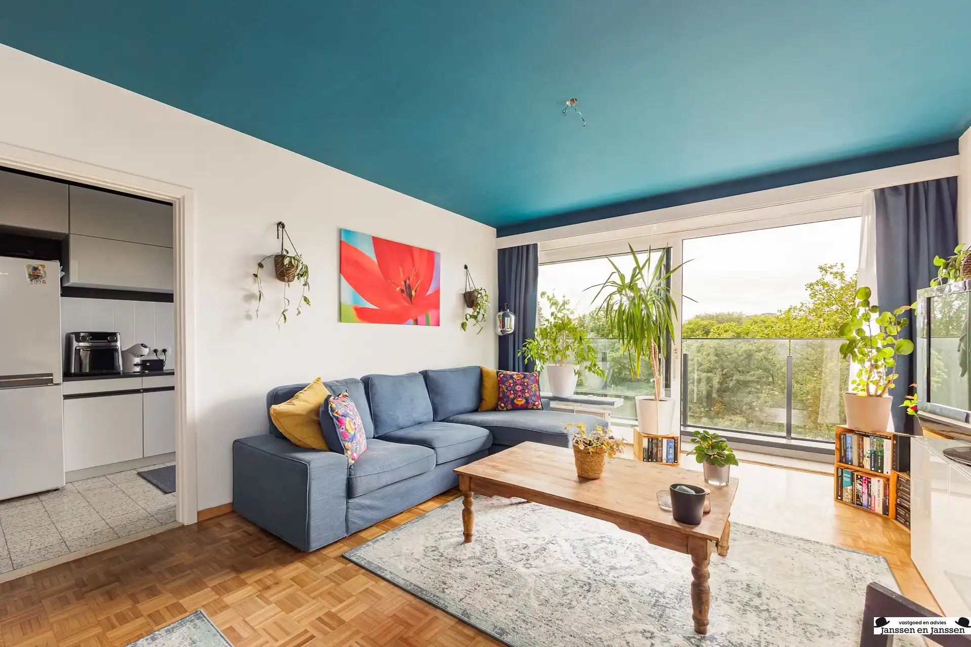 Ruim twee slaapkamer-appartement met panoramisch uitzicht! foto 2