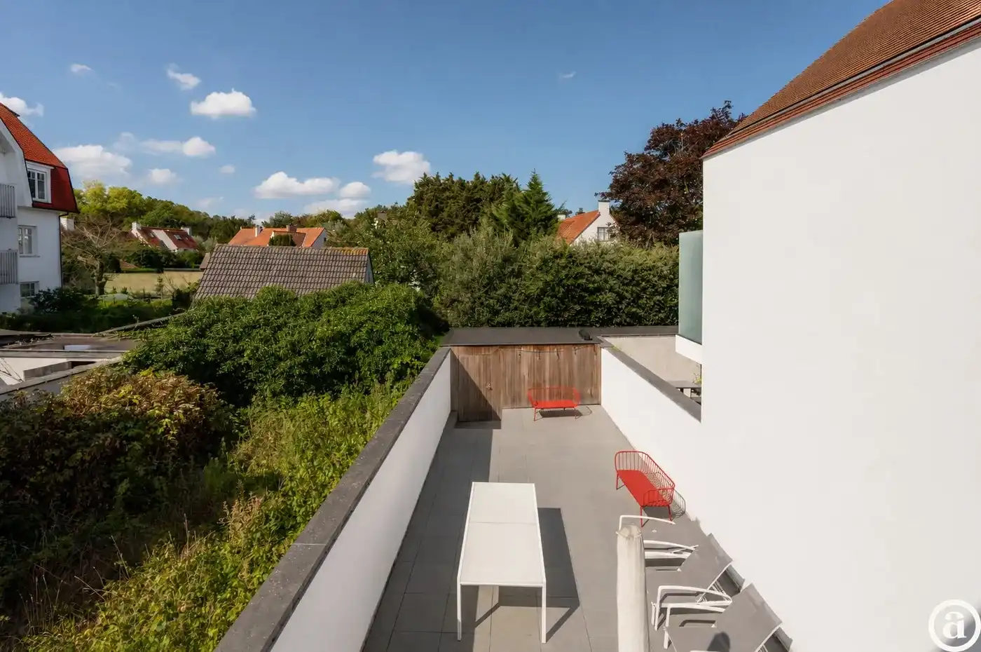 Recente woning aan het karaktervolle Oosthoekplein.          foto 8