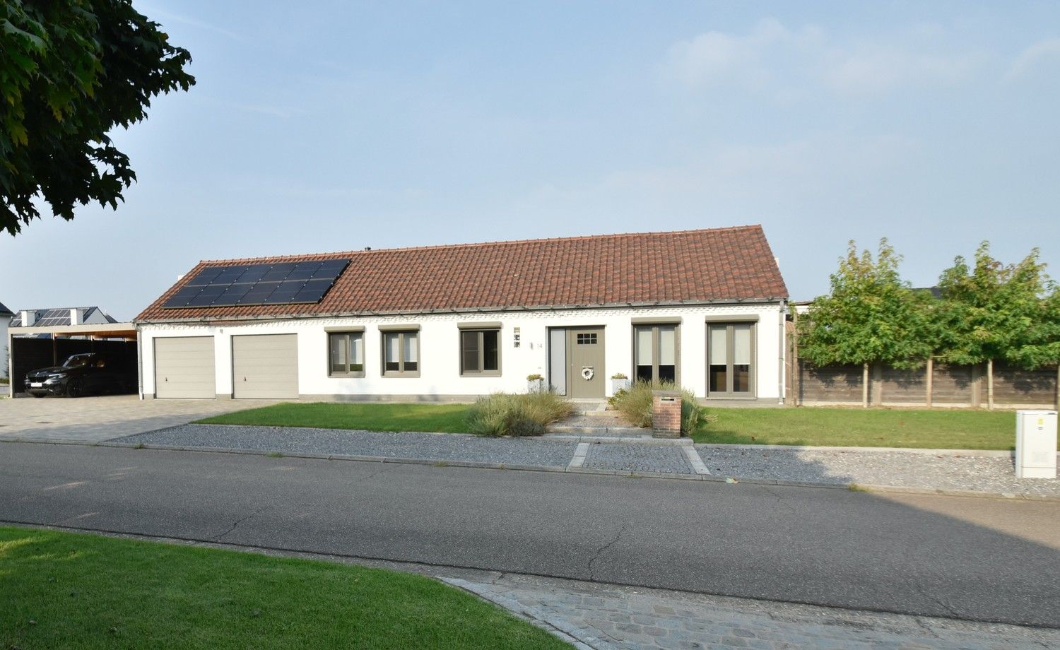 Moderne energiezuinige vernieuwde woning op riant perceel rustig gelegen in geliefde omgeving te Lanaken foto {{pictureIndex}}