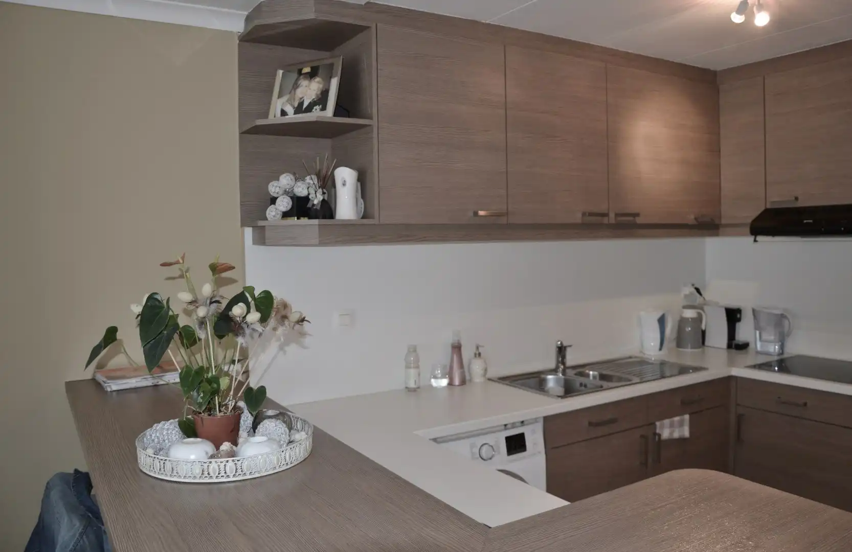 Ongemeubeld lichtrijk appartement met twee slaapkamers foto 6