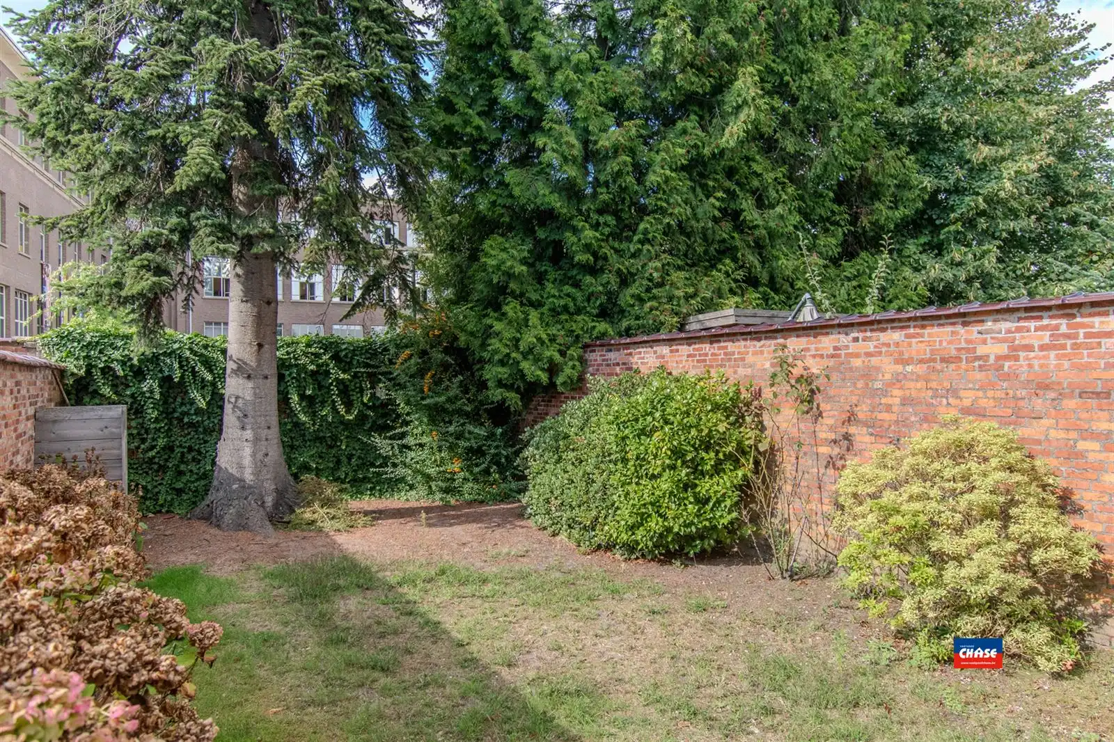 Sfeervol gerenoveerd gelijkvloers appartement met mooie tuin foto 11