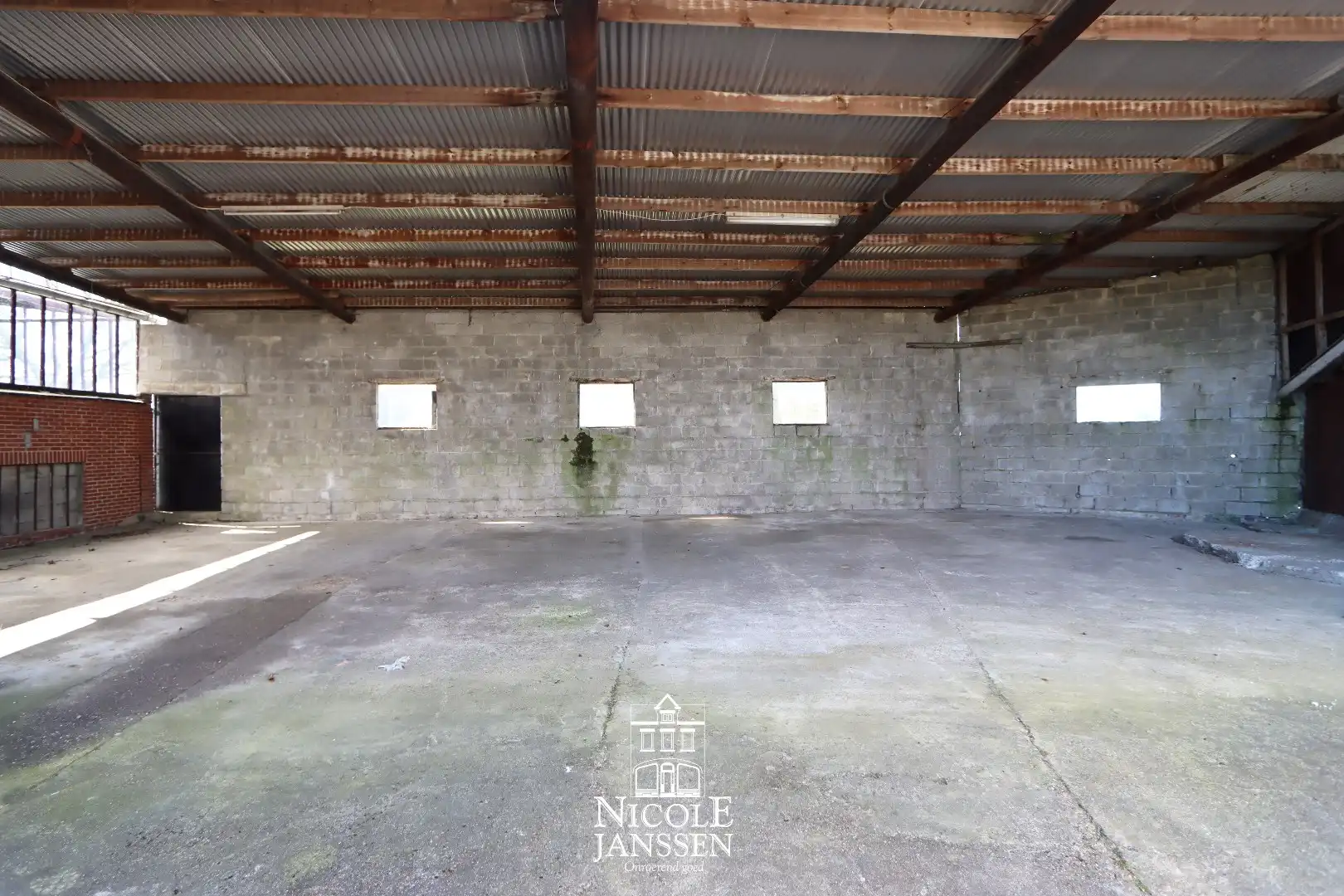 Woning met loods/stallen foto 11