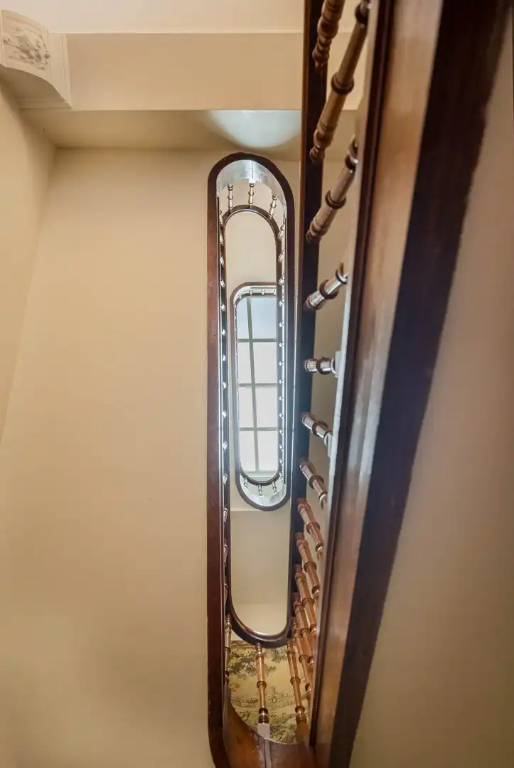 Monumentaal gerestaureerd herenhuis aan de Brugse Reien foto 8