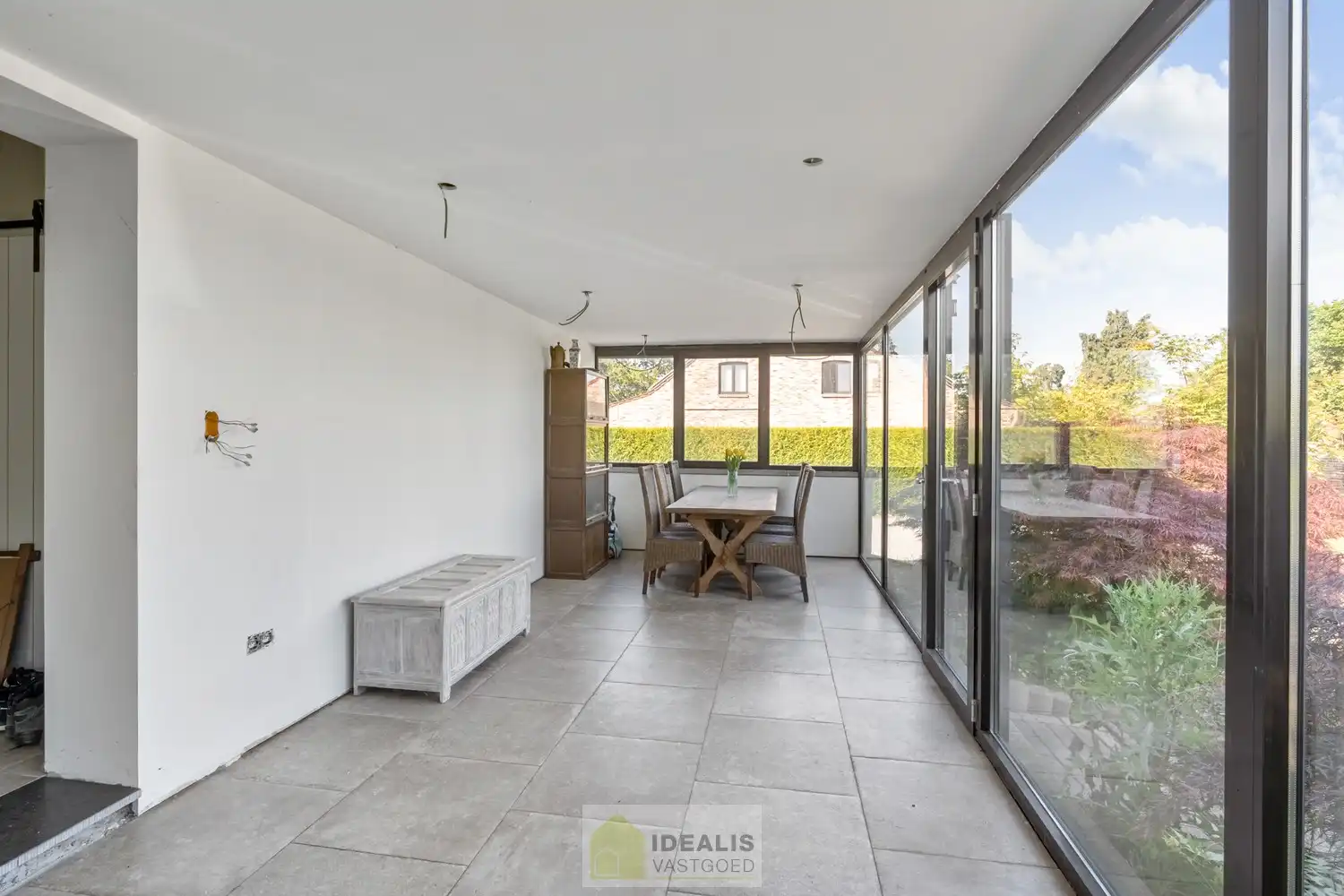 KNAPPE GROTENDEELS GERENOVEERDE EENGEZINSWONING MET EEN HEERLIJK LICHTRIJKE WOONKAMER MET OPEN KEUKEN, AANSLUITEND VERANDA MET ZICHT OP DE ZEER RUIME TUIN (+-2700M²!), 3 SLAAPKAMERS, RUIMTELIJKE BADKAMER VOORZIEN VAN BAD EN INLOOPDOUCHE EN DE WONING IS VOLLEDIG ONDERKELDERD! EEN HEERLIJK RUIME BUNGALOW DIE NOG VOLLEDIG NAAR EIGEN SMAAK AFGEWERKT KAN WORDEN! Een aangename woning met een bewoonbare oppervlakte van +- 205m² op een perceel van +- 26are98ca (2698m²) op een rustige locatie! Tevens is de woning centraal gelegen t.o.v. het centrum van Peer, Meeuwen (Oudsbergen) en Houthalen-Helchteren en kan men vlot gebruik maken van de Noord-Zuidverbinding (A24). foto 12