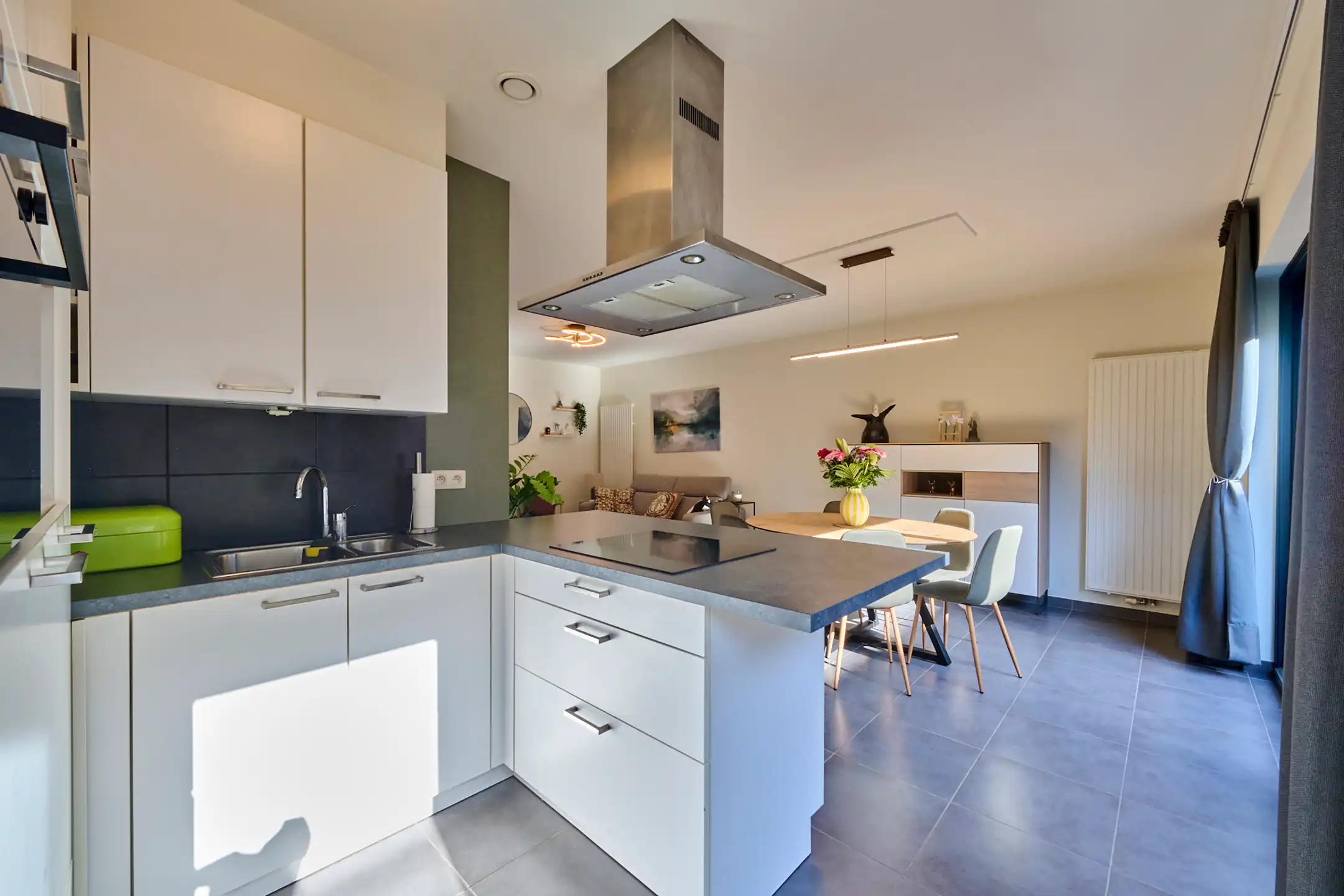 Glv 2slpk appartement, tuin met terras, parking en berging  foto 4