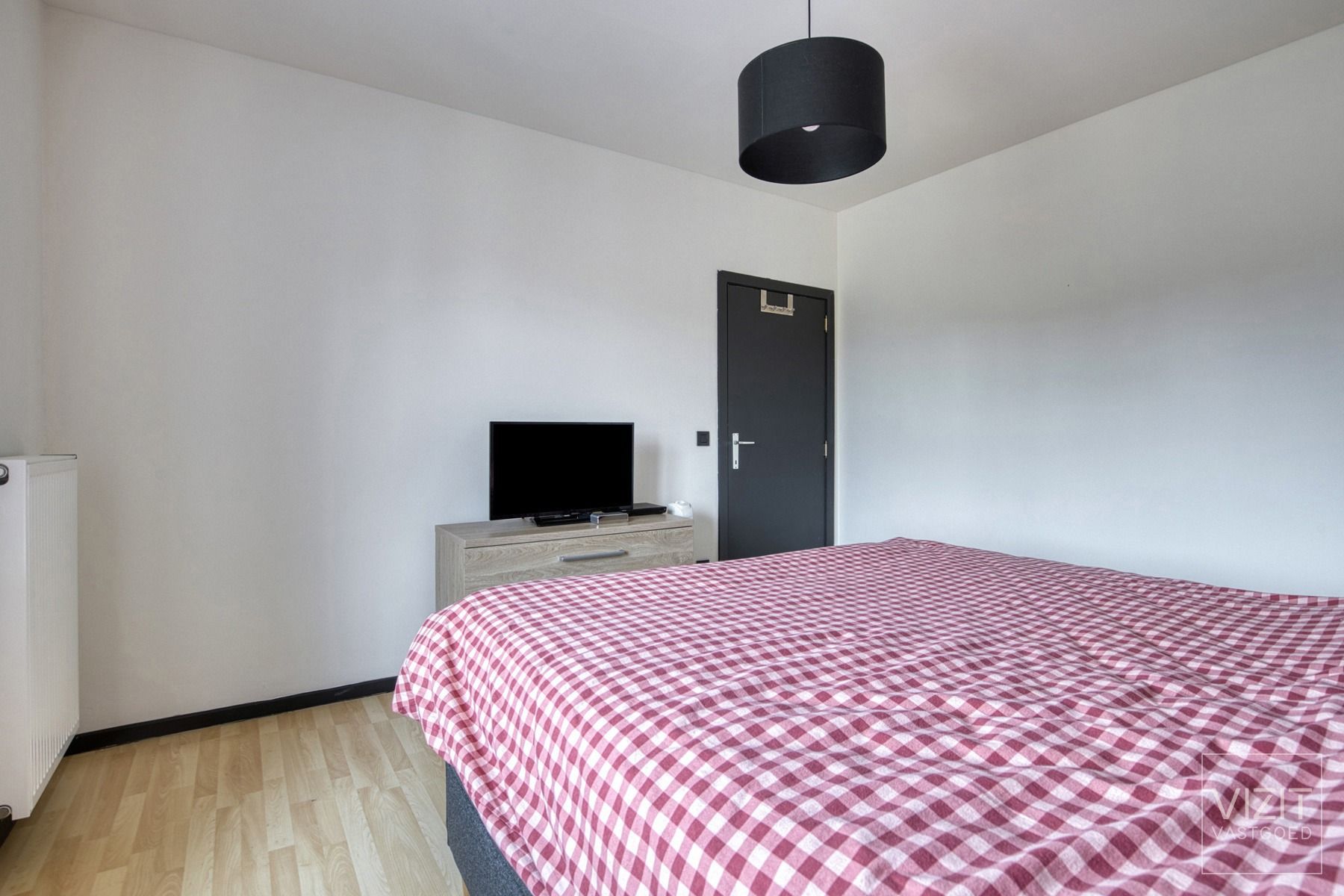 Halfopen woning met tuin, kelder en drie slaapkamers foto 11