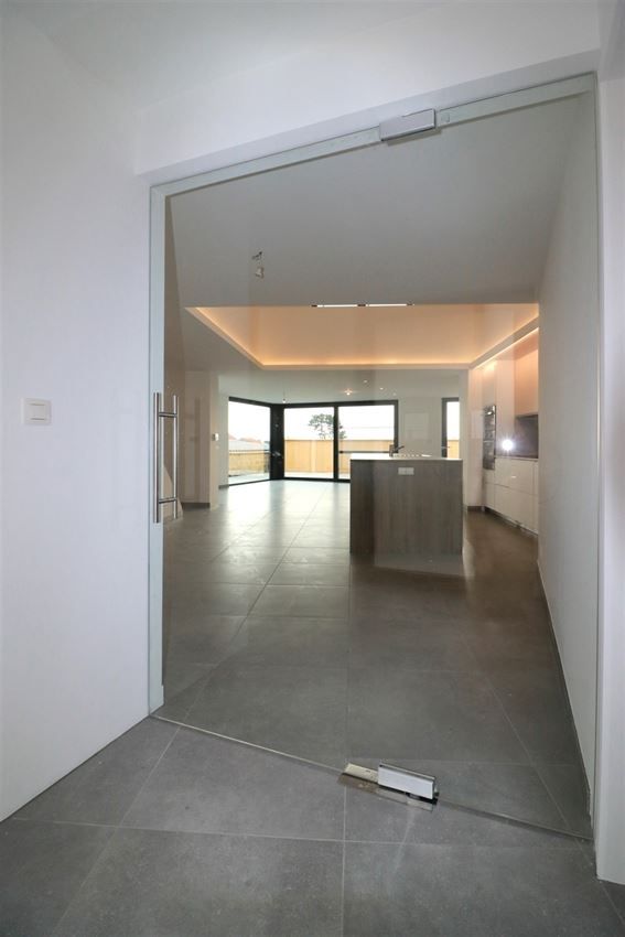 Architecturaal plaatje met 4 slpk., garage en riant terras foto 16