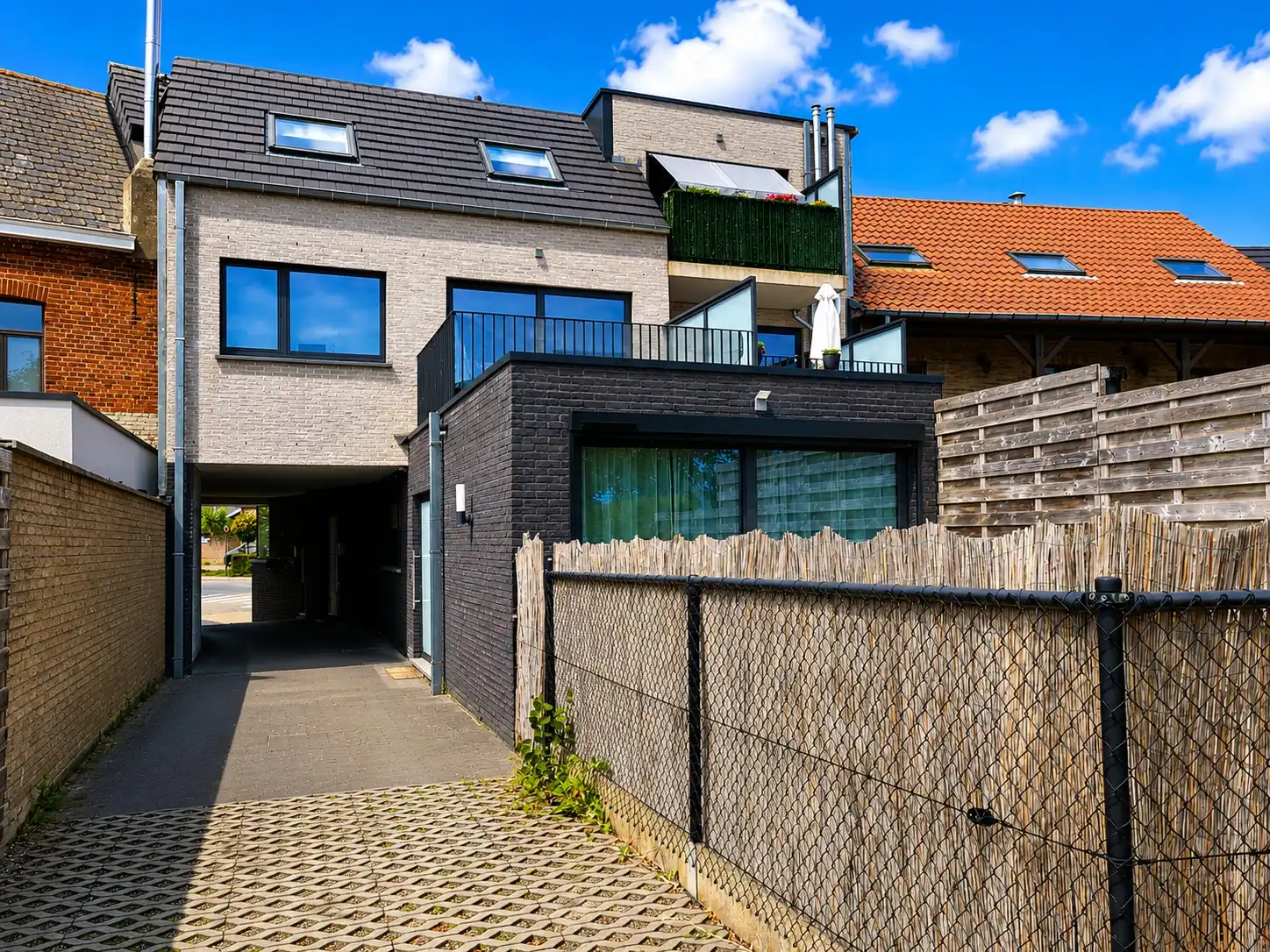 Ruim duplexappartement met 2 slaapkamers, terras en garage gelegen in het centrum van Zottegem. foto 2