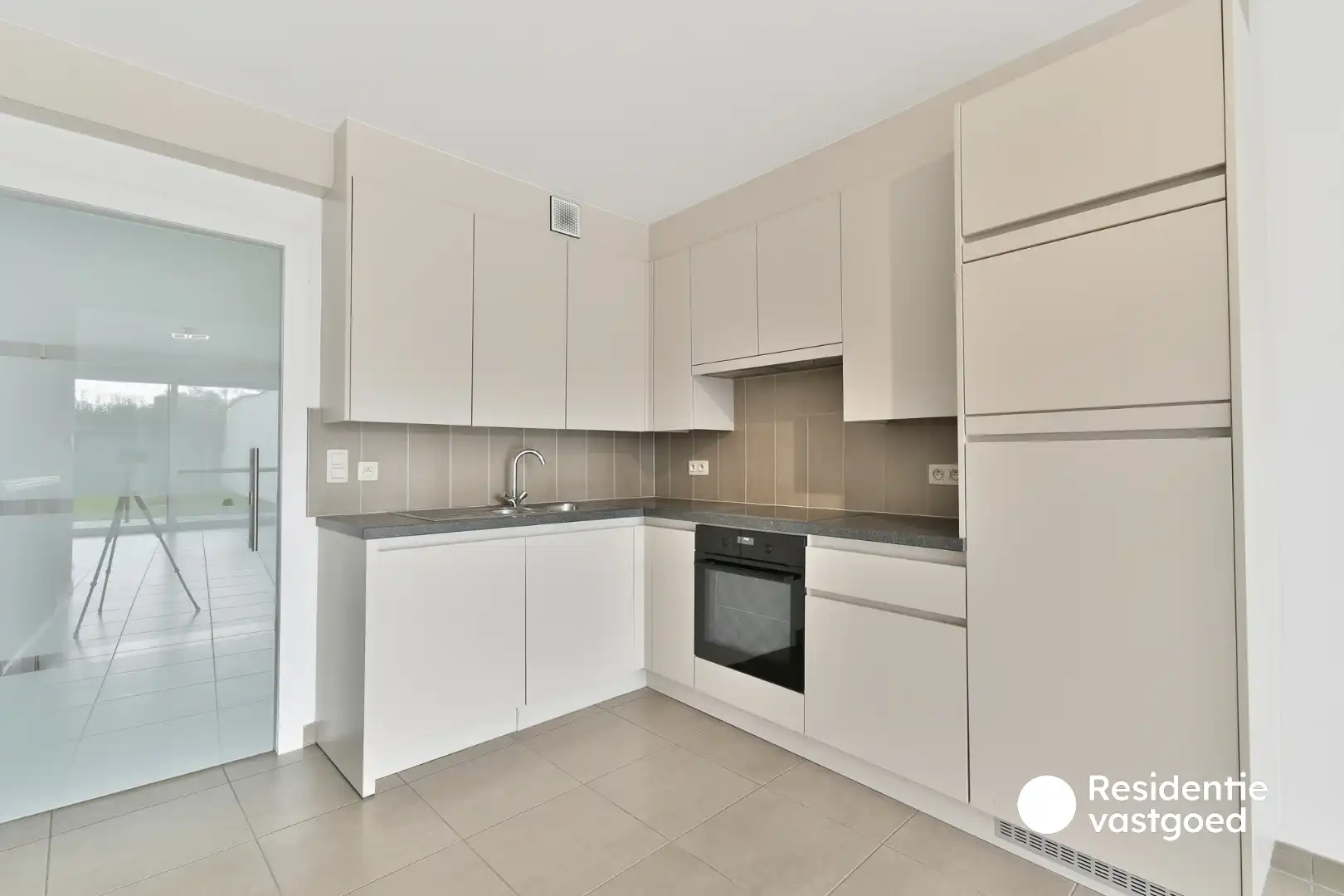 Recente woning met 3 slaapkamers en zonnige tuin nabij centrum Oudenburg foto 5