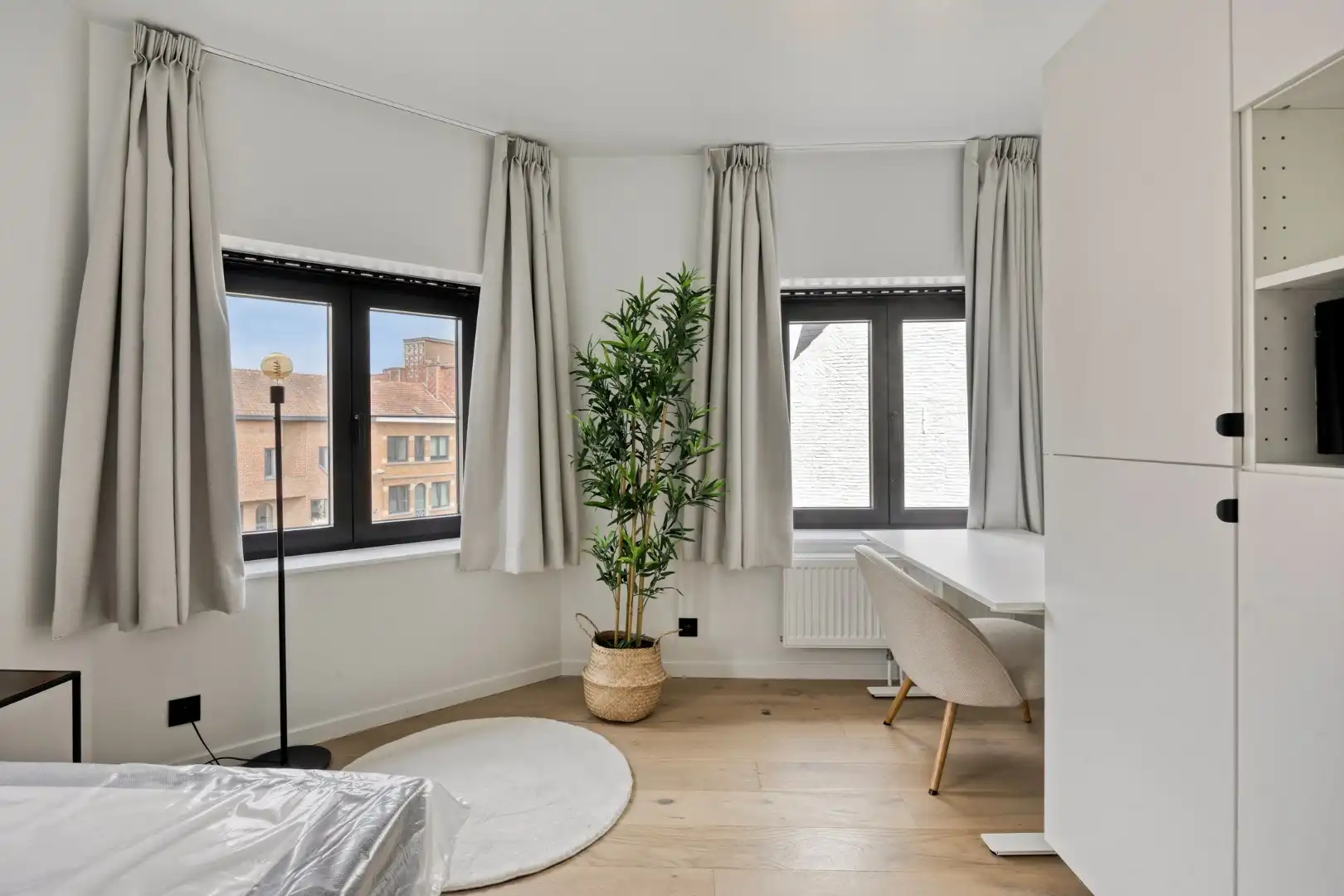 Volledig gerenoveerde en gemeubelde studentenkamers met privé-sanitair.  foto {{pictureIndex}}