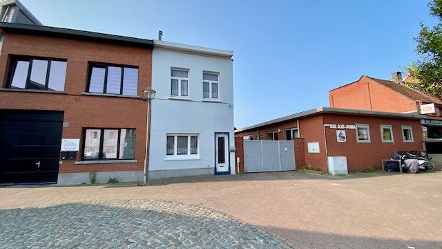 Knusse te renoveren rijwoning met 2 tot 3 slaapkamers en 2 terrassen. foto 1