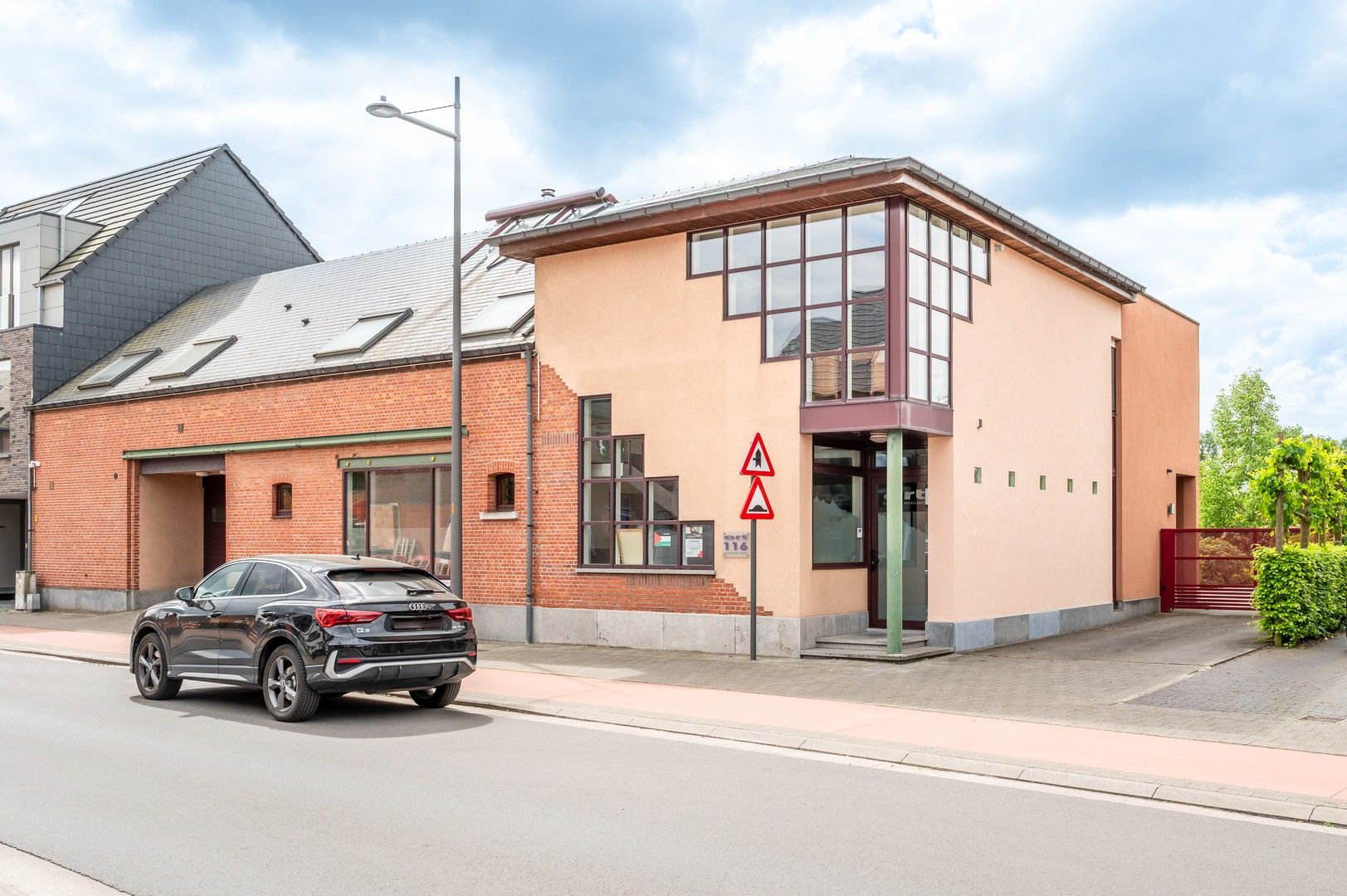 Unieke handelswoning met zwembad, atelier en zonneterras in Ruisbroek (Puurs) foto {{pictureIndex}}