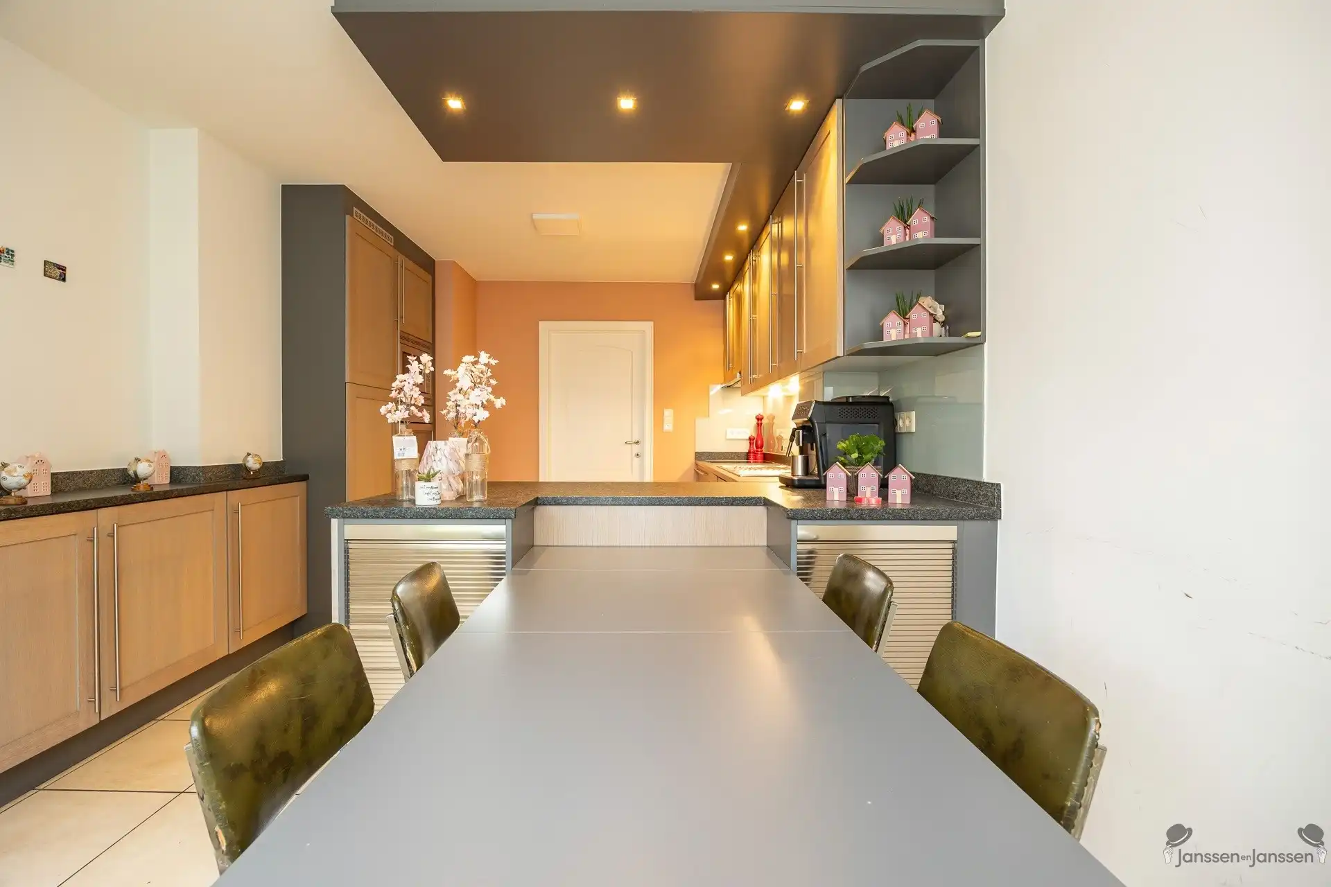 Ruime HOB met 5 slaapkamers en tuin foto 8