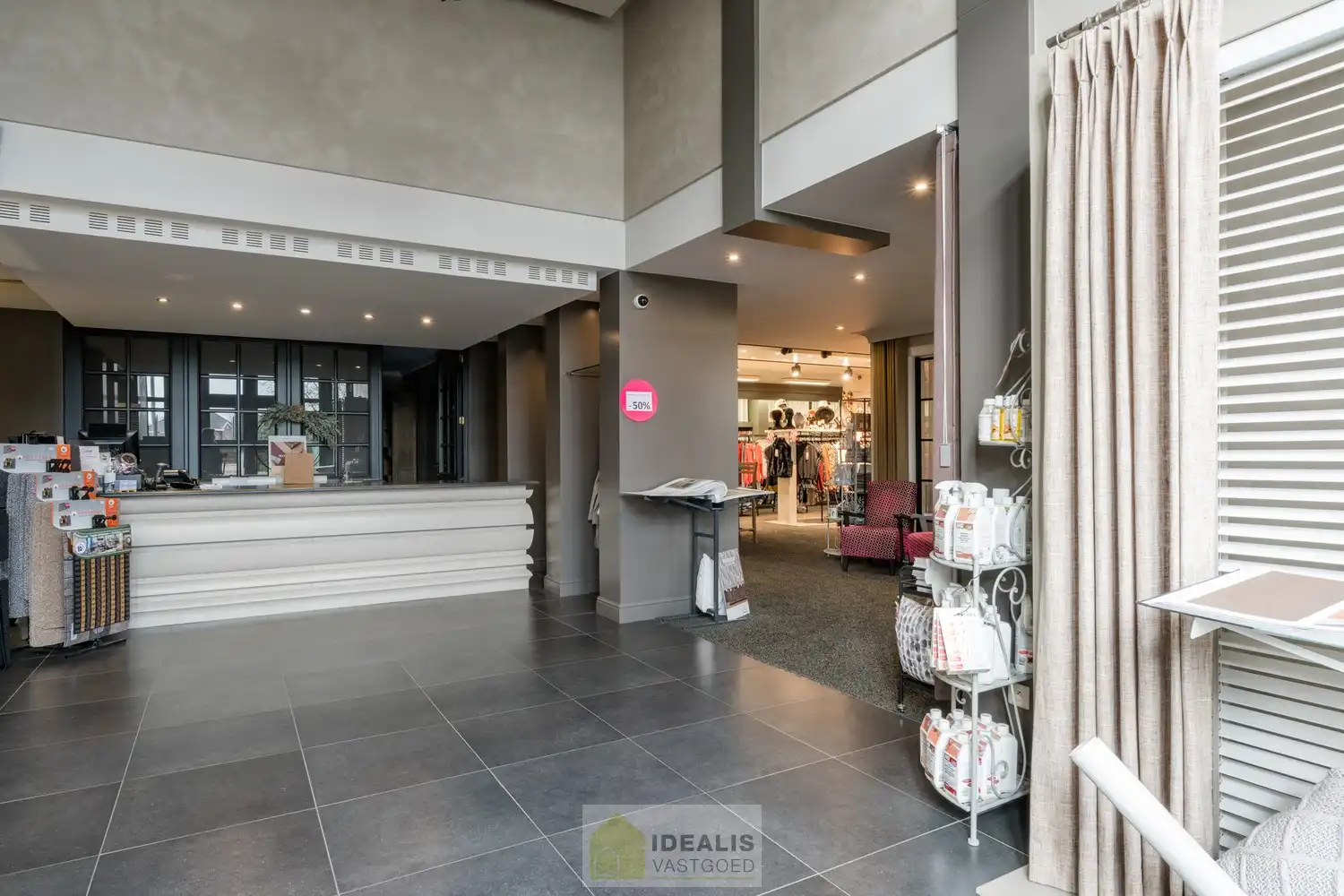 INSTAPKLARE HANDELSRUIMTE VAN MAAR LIEFST +- 410M² MET RIANTE WONING OP SCHITTERENDE COMMERCIËLE ZICHTLOCATIE!! foto 5