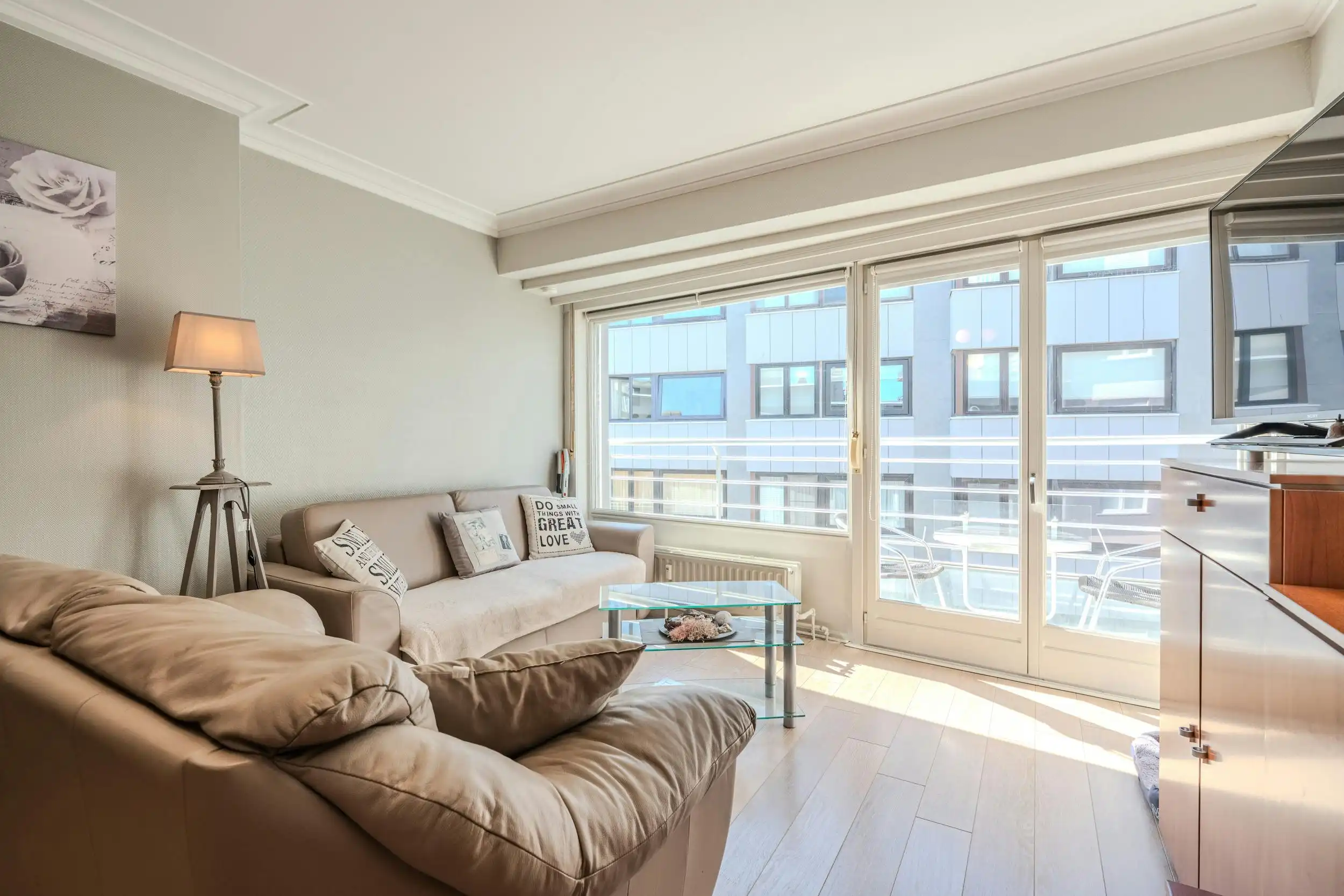 Lichtrijke studio te koop met zijdelings zeezicht en terras! foto 2