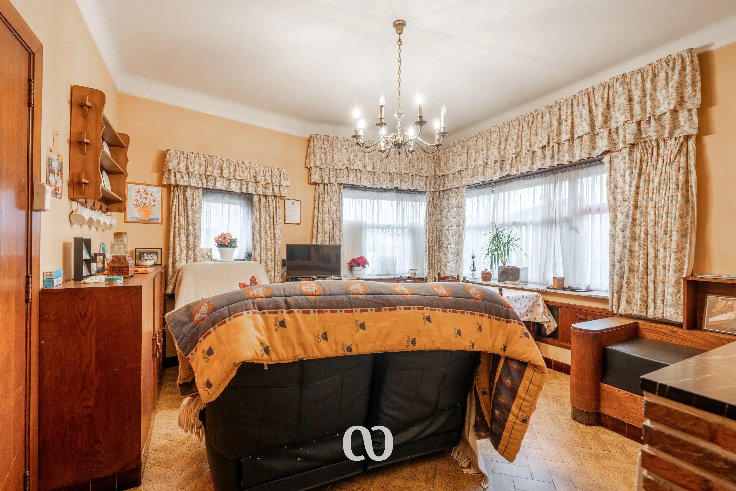 Zeer grote karaktervolle woning in art-deco stijl met tal van mogelijkheden foto 4