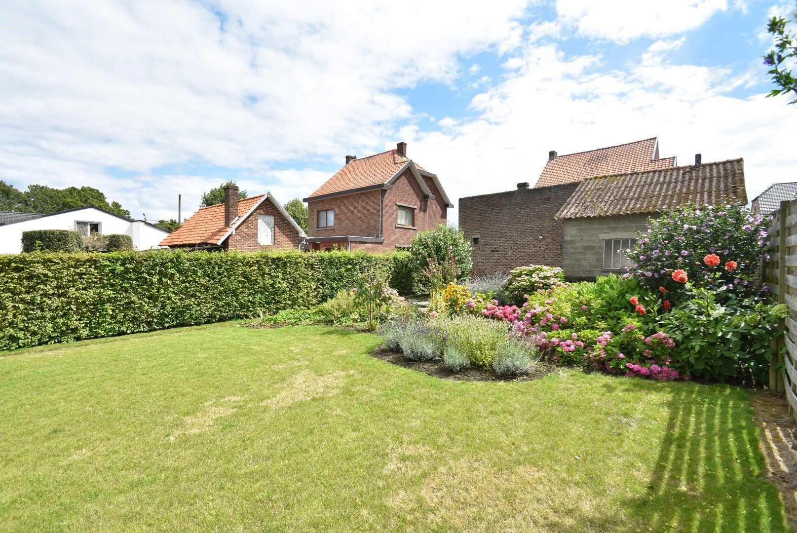 IN OPTIE - Netjes gerenoveerde halfvrijstaande woning HOESELT met twee slaapkamers, garage en tuin op 5a59ca.  foto 2