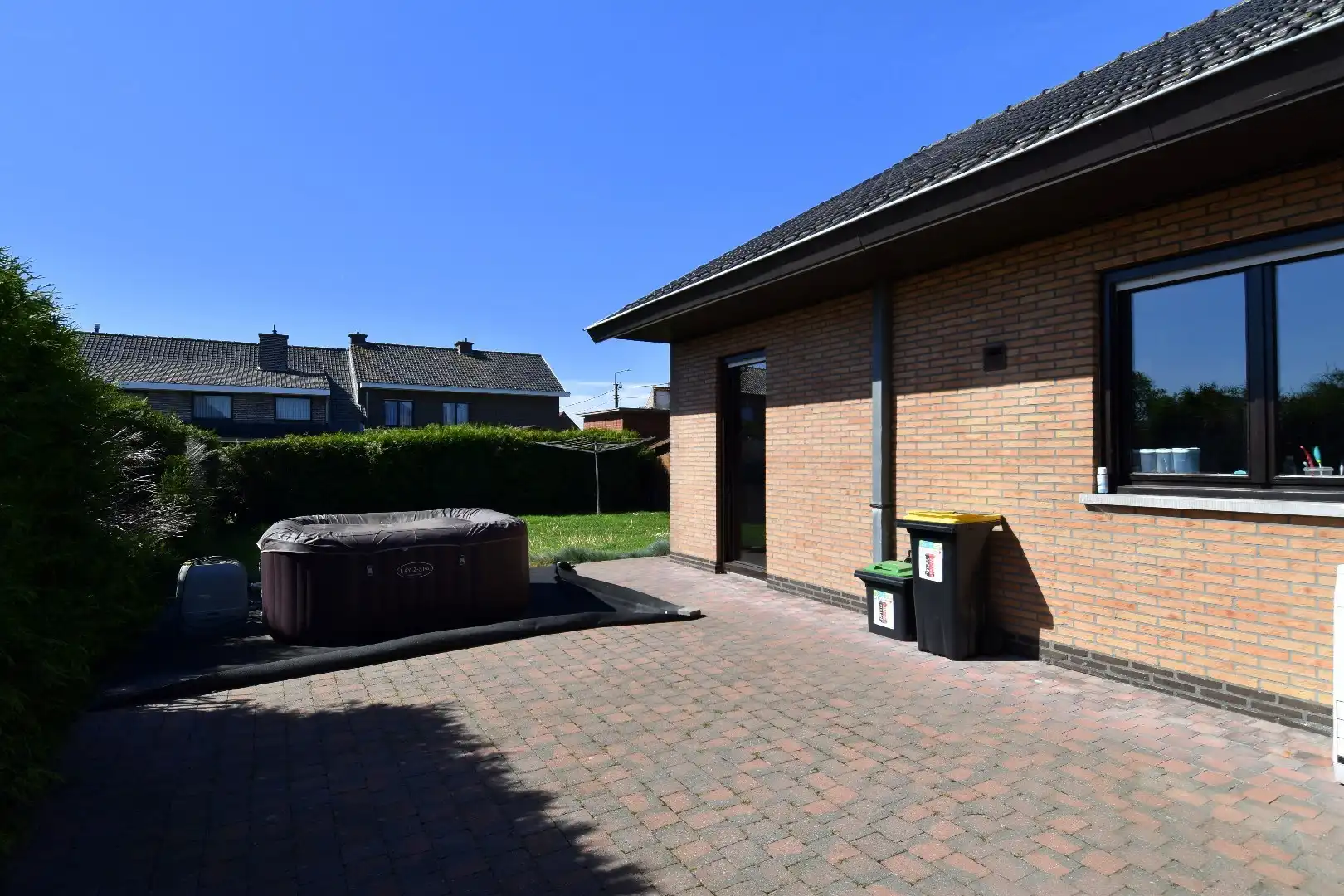 Rustig gelegen gelijkvloerse villa met 3 slaapkamers, dubbele garage en tuin rondom te koop in Ledegem foto 12