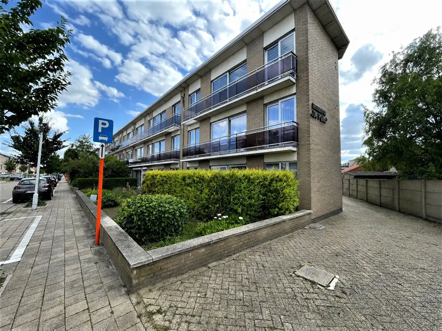 Modern gelijkvloersappartement met garage, in hartje Kapellen. foto {{pictureIndex}}