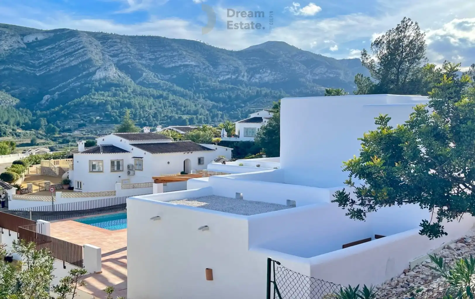 Luxe Ibiza-Style Villa met Panoramisch Bergzicht foto {{pictureIndex}}