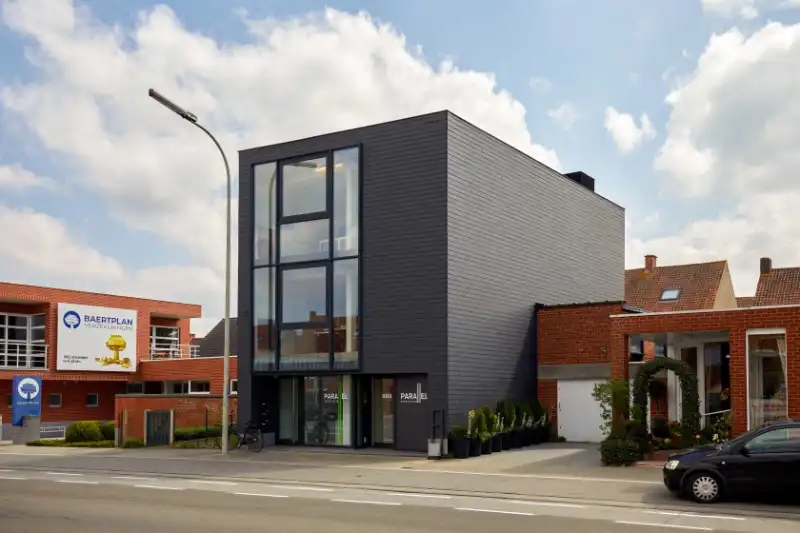 Roeselare-centrum. Trendy kantoorruimte met diensten te huur vanaf 1 persoon op een uistekende locatie. Voor starters of tijdelijke verhuis. foto {{pictureIndex}}