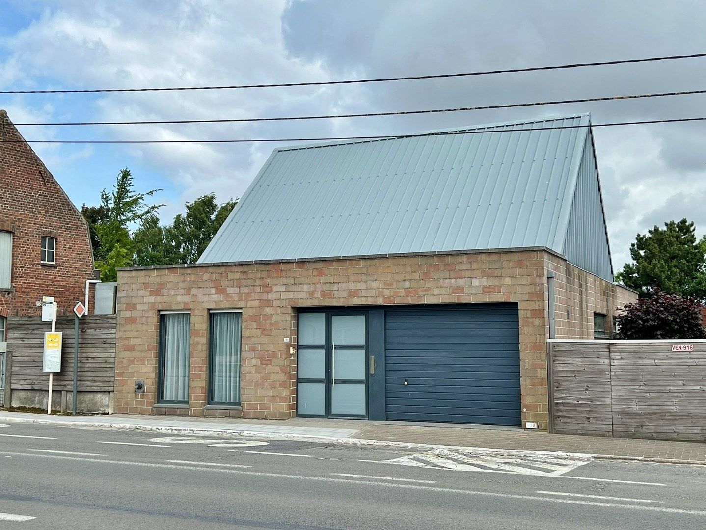 Hoofdfoto van de publicatie: Instapklare woning met garage en ruime koer/tuin op centrale ligging te Ieper