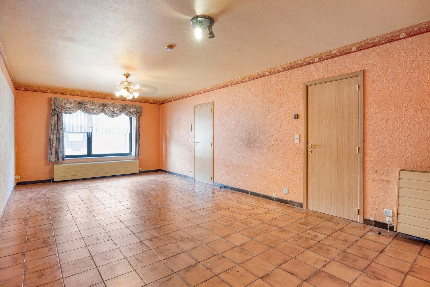 GELIJKVLOERS APPARTEMENT MET 3 SLAAPKAMERS EN INPANDIGE GARAGE TE HALEN! foto 4