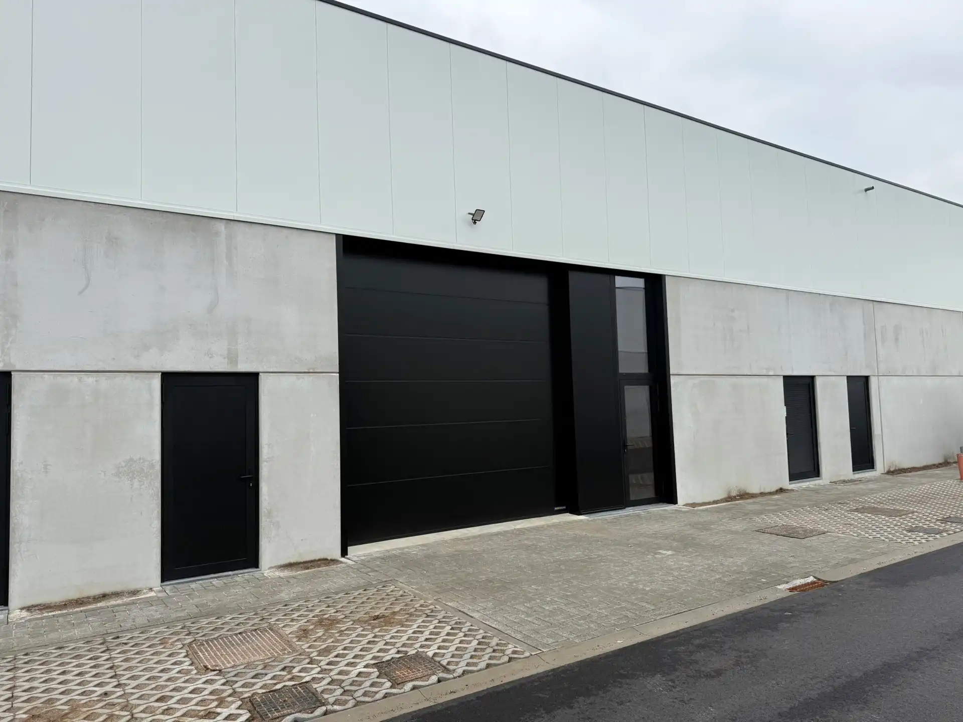 Nieuwbouw KMO-unit te huur in Kapellen foto {{pictureIndex}}