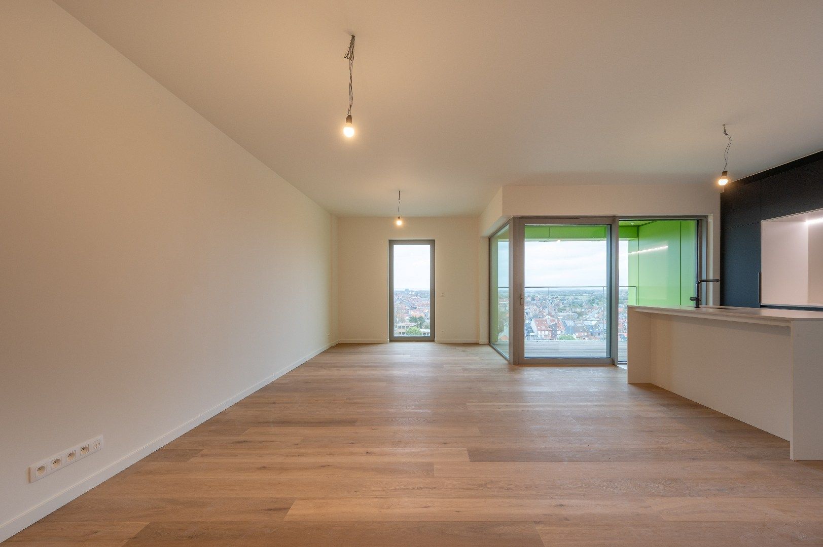 HOOST is een iconische toren met een expressief gevelontwerp op enkele honderden meters van de zee foto 2