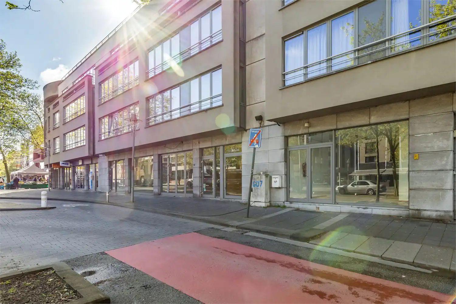 IDEALIS VASTGOED – Extra ruim handelspand (+-500m²!!!) met tal van mogelijkheden op een extra centrale, commerciële zichtlocatie te midden van het centrum in Genk foto 2