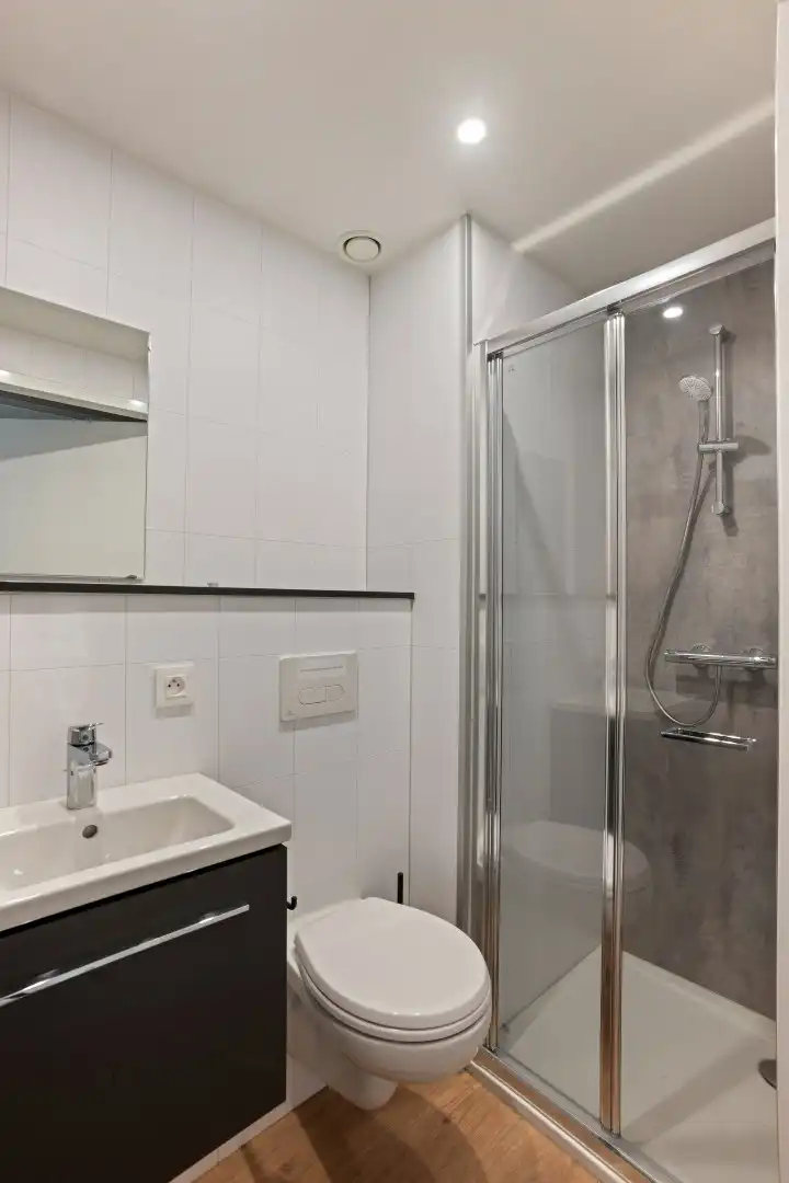 Gelijkvloerse nieuwbouwstudentenkamer met privébadkamer in hartje Kortrijk foto 8