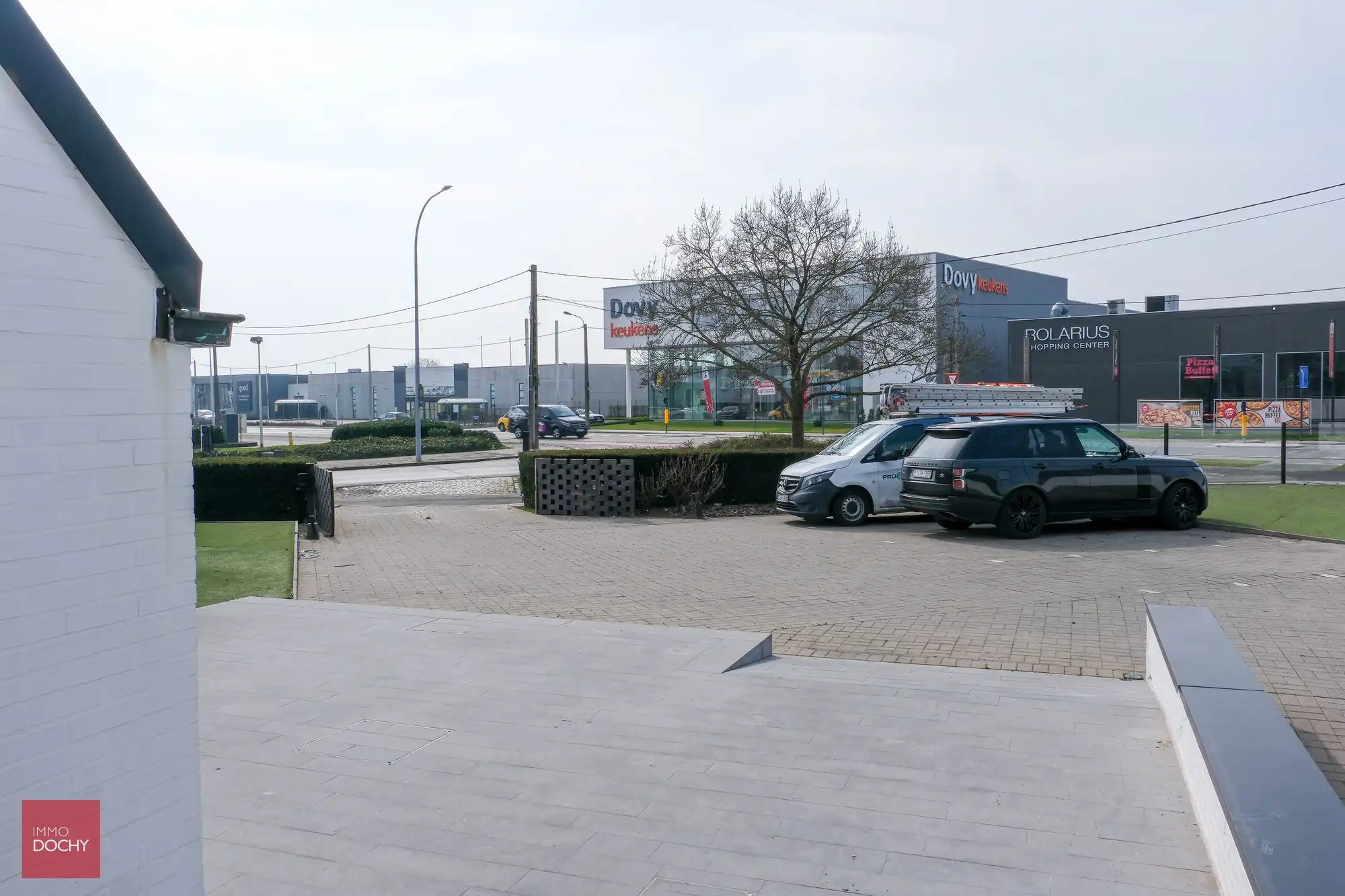 Commercieel gelegen kantoorcomplex met privé-woonst (villa) foto 4