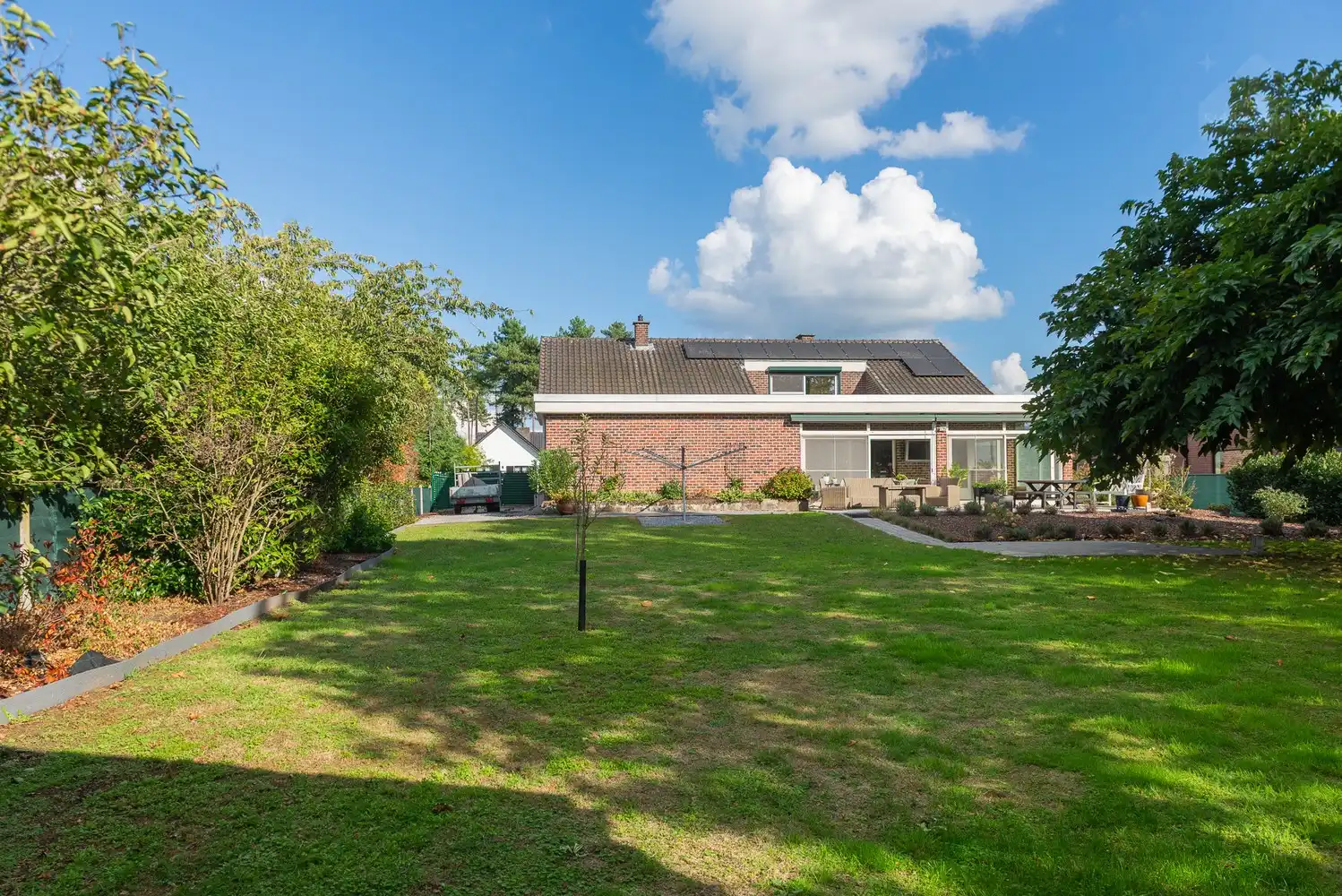 Ruime en uitstekend onderhouden gezinswoning met prachtige tuin en inpandige garage op een perceel van 1.490 m² foto 32