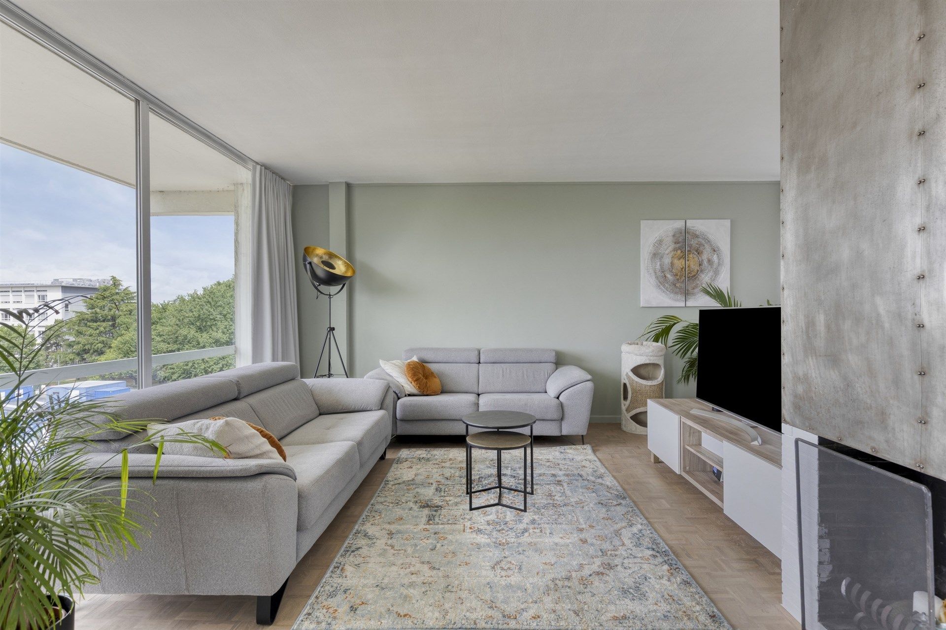 Instapklaar appartement met terras te koop in Berchem!  foto 3