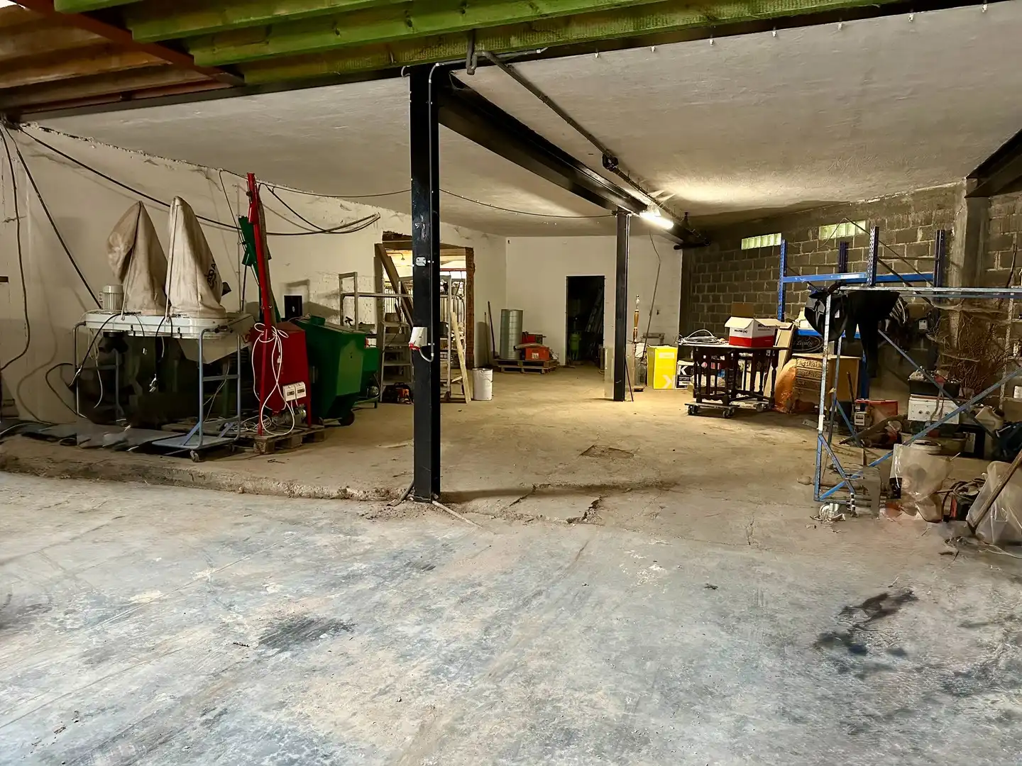 Magazijn 550 m2 met zonnepanelen. foto 3