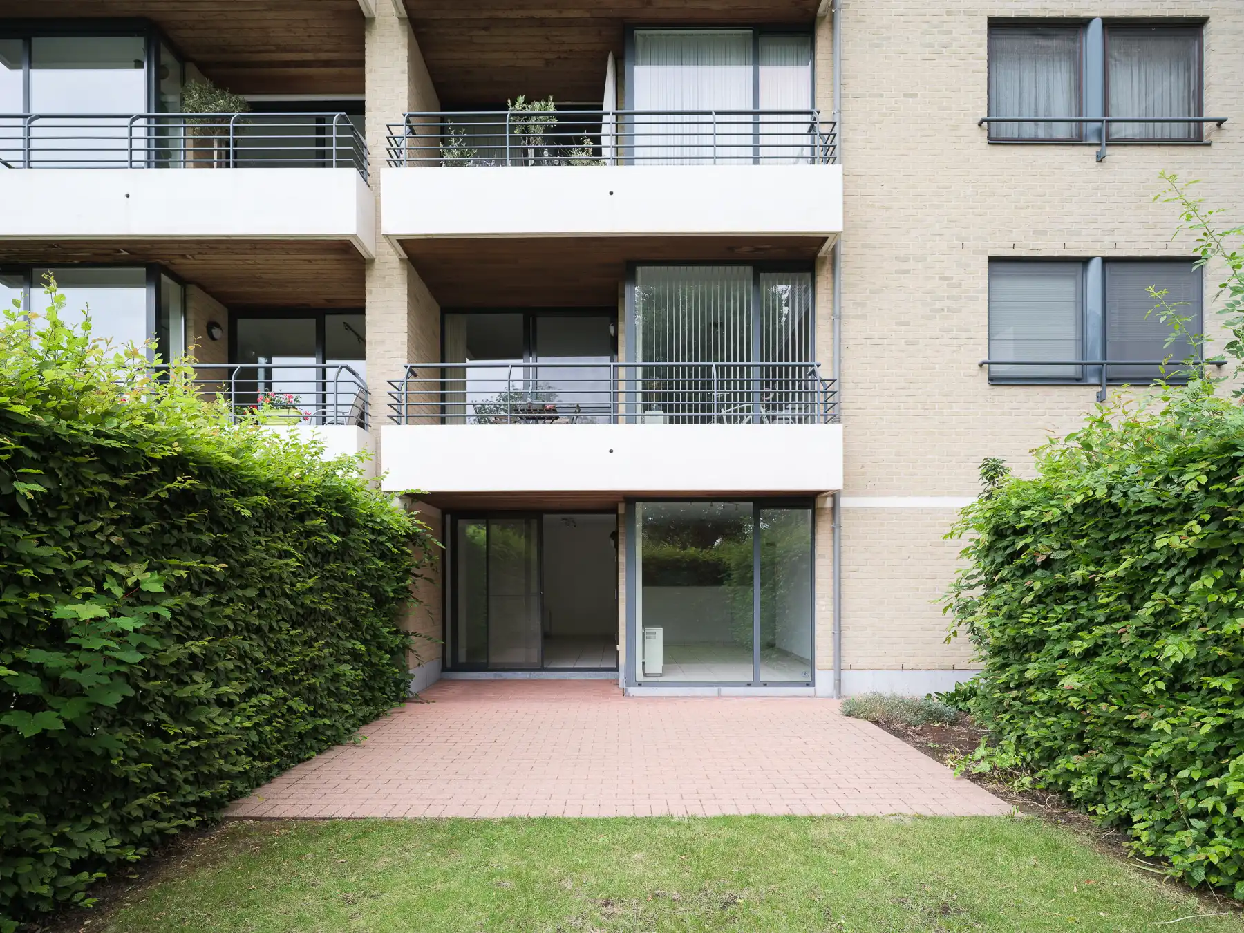 Lichtrijk appartement met privétuin foto 8