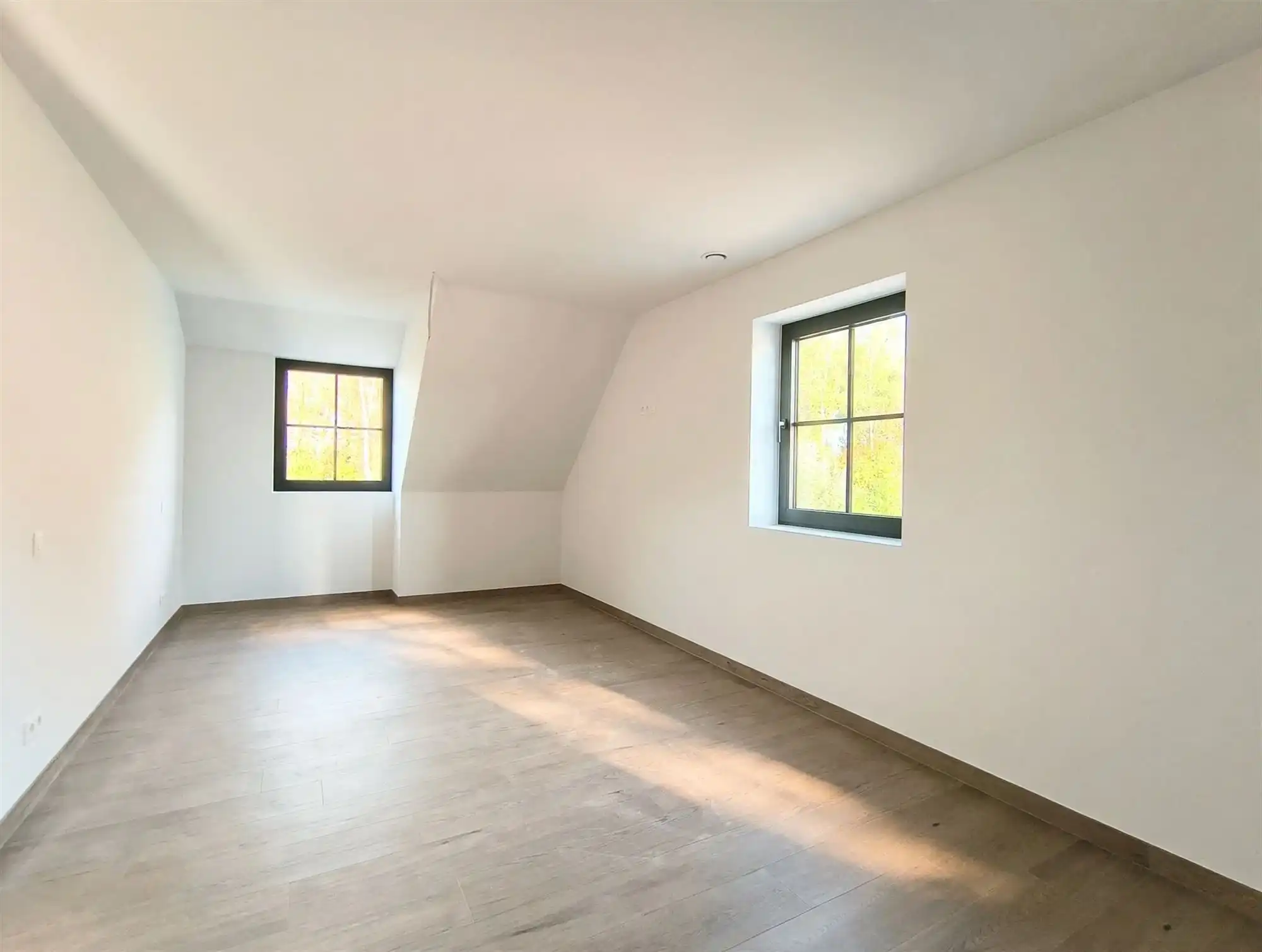 Gloednieuw wooncomfort in deze woning met 3 slaapkamers, terras, tuin en carport. foto 11