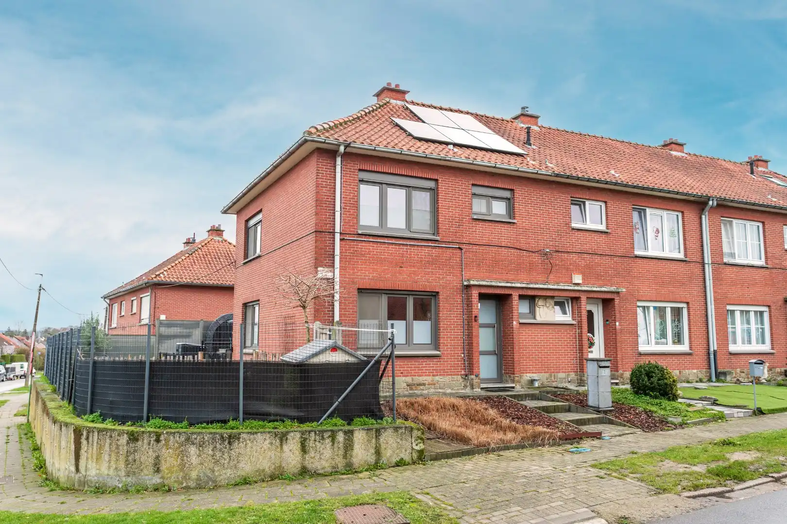 Hoofdfoto van de publicatie: Gerenoveerde woning met 3 slaapkamers in een rustige buurt in Lembeek