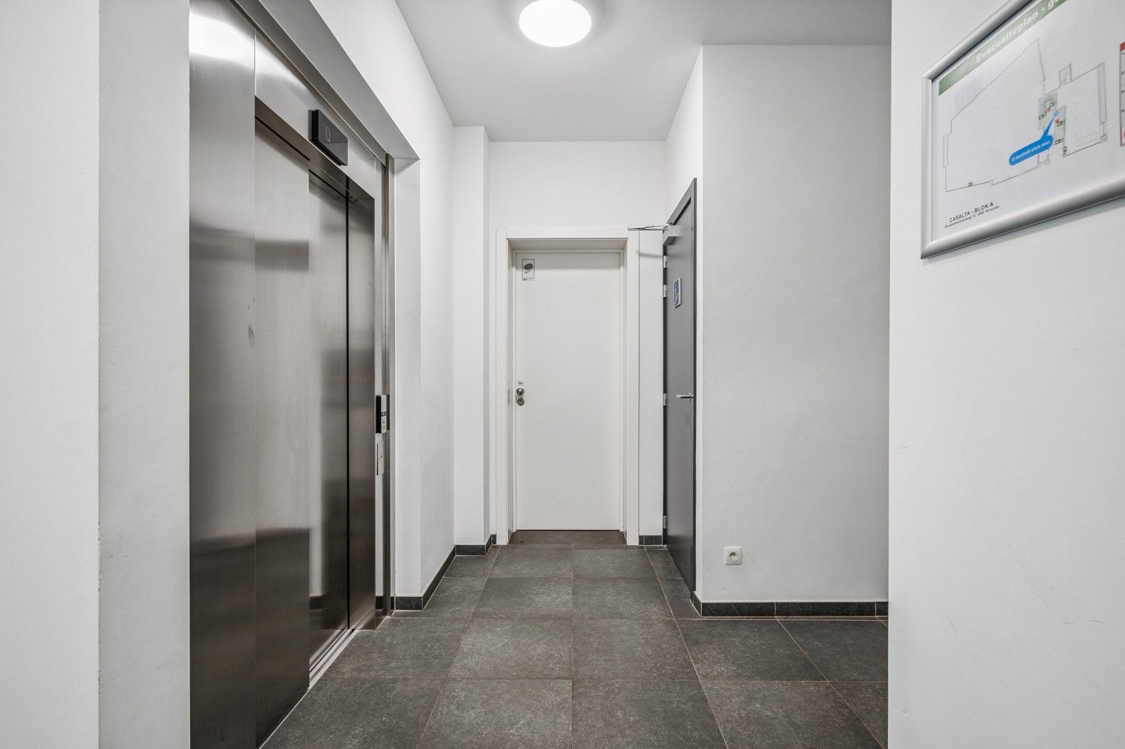 Modern 1-slaapkamerappartement met terras foto 16