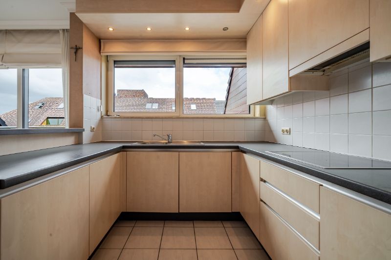 Roeselare-centrum. Lichtrijk 2-slaapkamerappartement in hartje Roeselare met vooraan en achteraan prachtige terrassen. Overal dichtbij en op 4 hoog gelegen ! foto 5